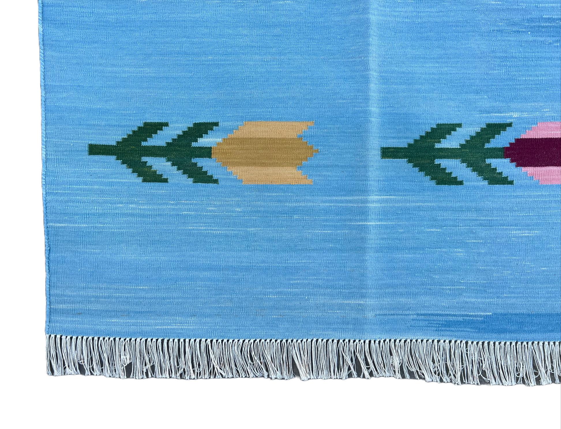 Handgefertigter Flachgewebe-Teppich aus Baumwolle, Himmelblau & Rotblattmuster, Indischer Dhurrie im Angebot 4