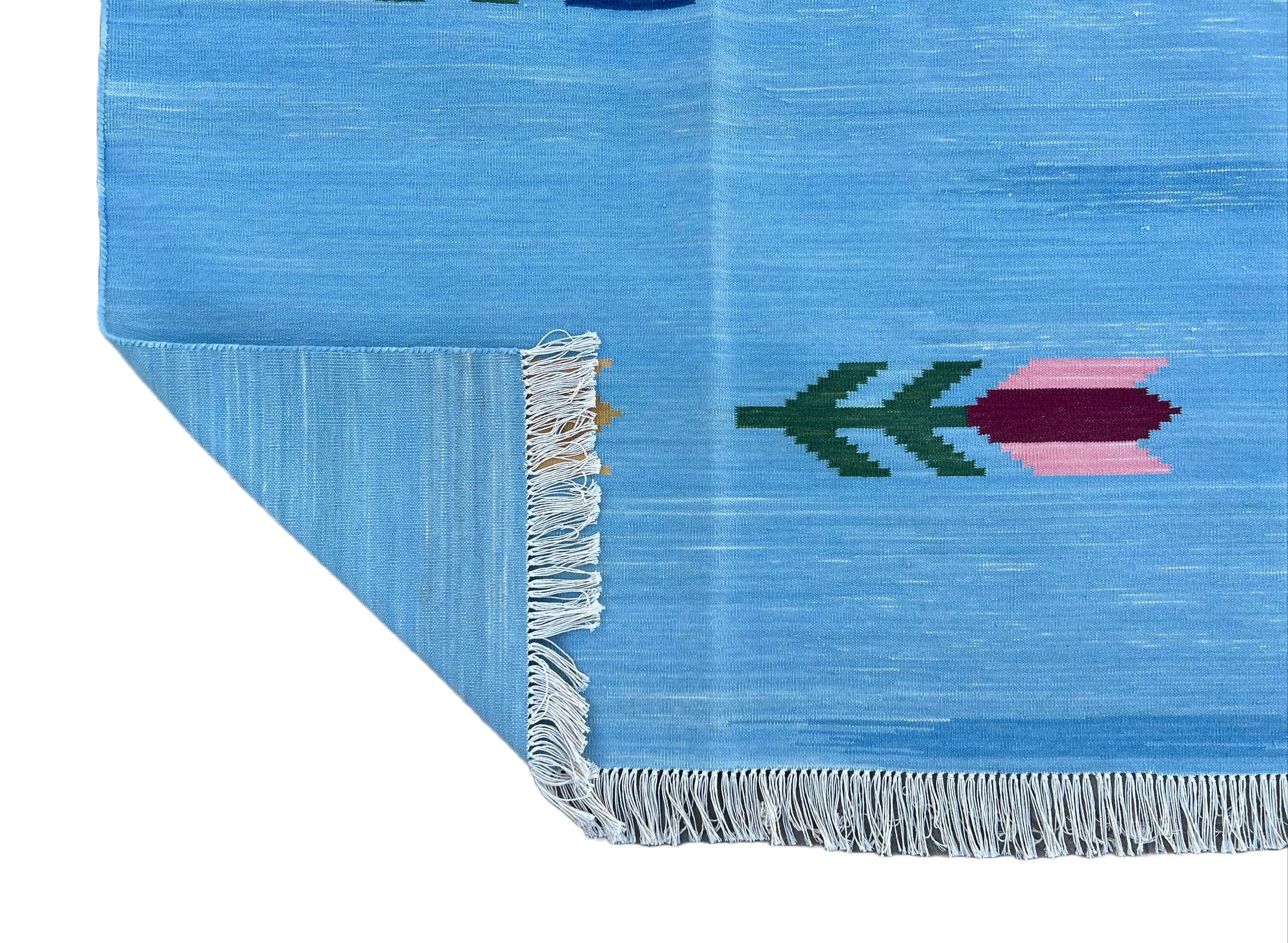 Handgefertigter Flachgewebe-Teppich aus Baumwolle, Himmelblau & Rotblattmuster, Indischer Dhurrie im Angebot 5