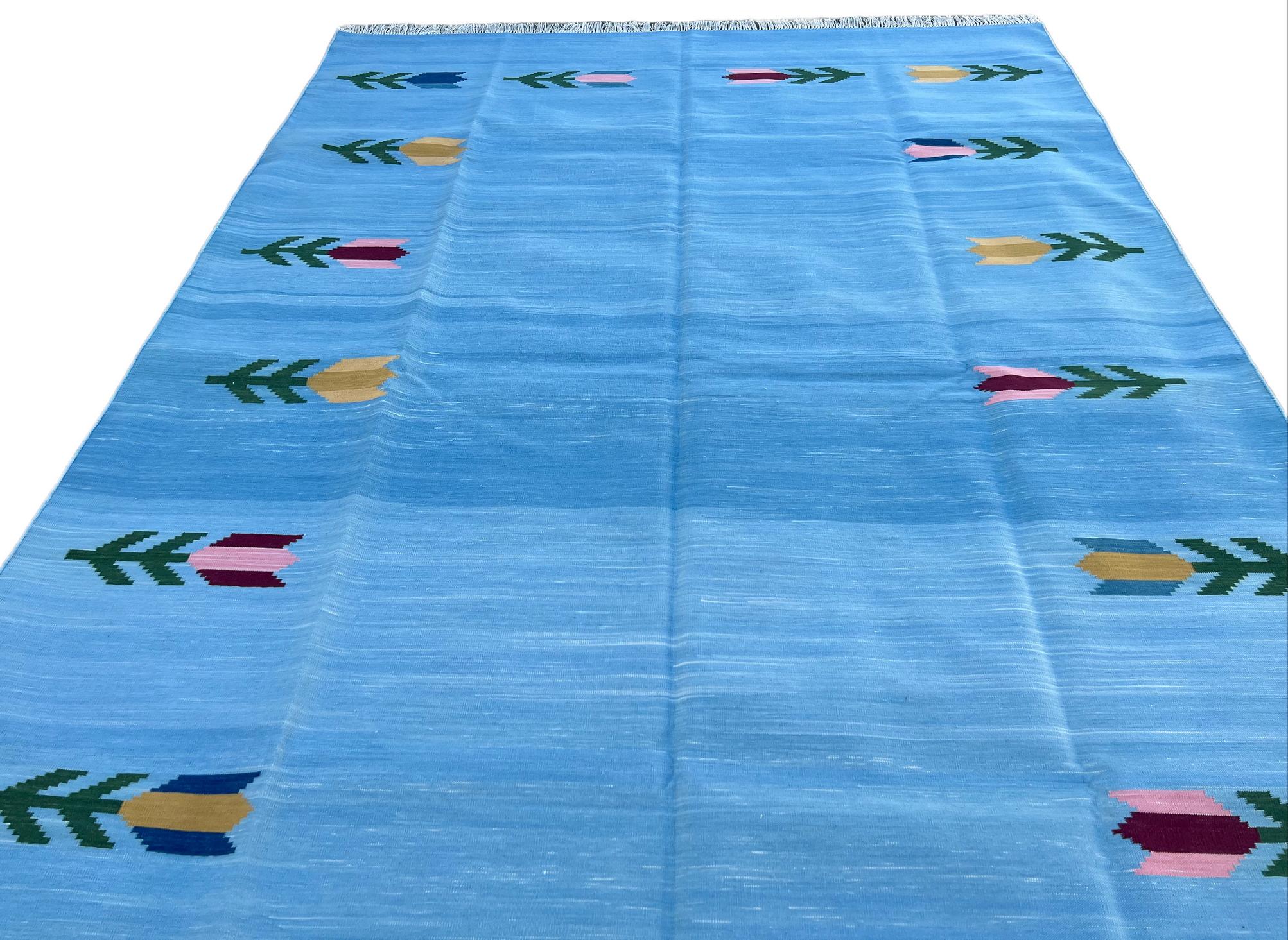 Handgefertigter Flachgewebe-Teppich aus Baumwolle, Himmelblau & Rotblattmuster, Indischer Dhurrie im Angebot 3