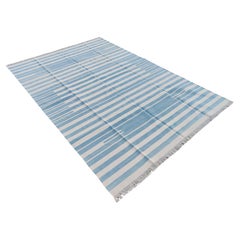 Handgefertigter Flachgewebe-Teppich aus Baumwolle, Himmelblau & Weiß gestreifter indischer Dhurrie-Teppich
