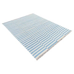 Handgefertigter Flachgewebe-Teppich aus Baumwolle, Himmelblau & Weiß gestreifter indischer Dhurrie-Teppich