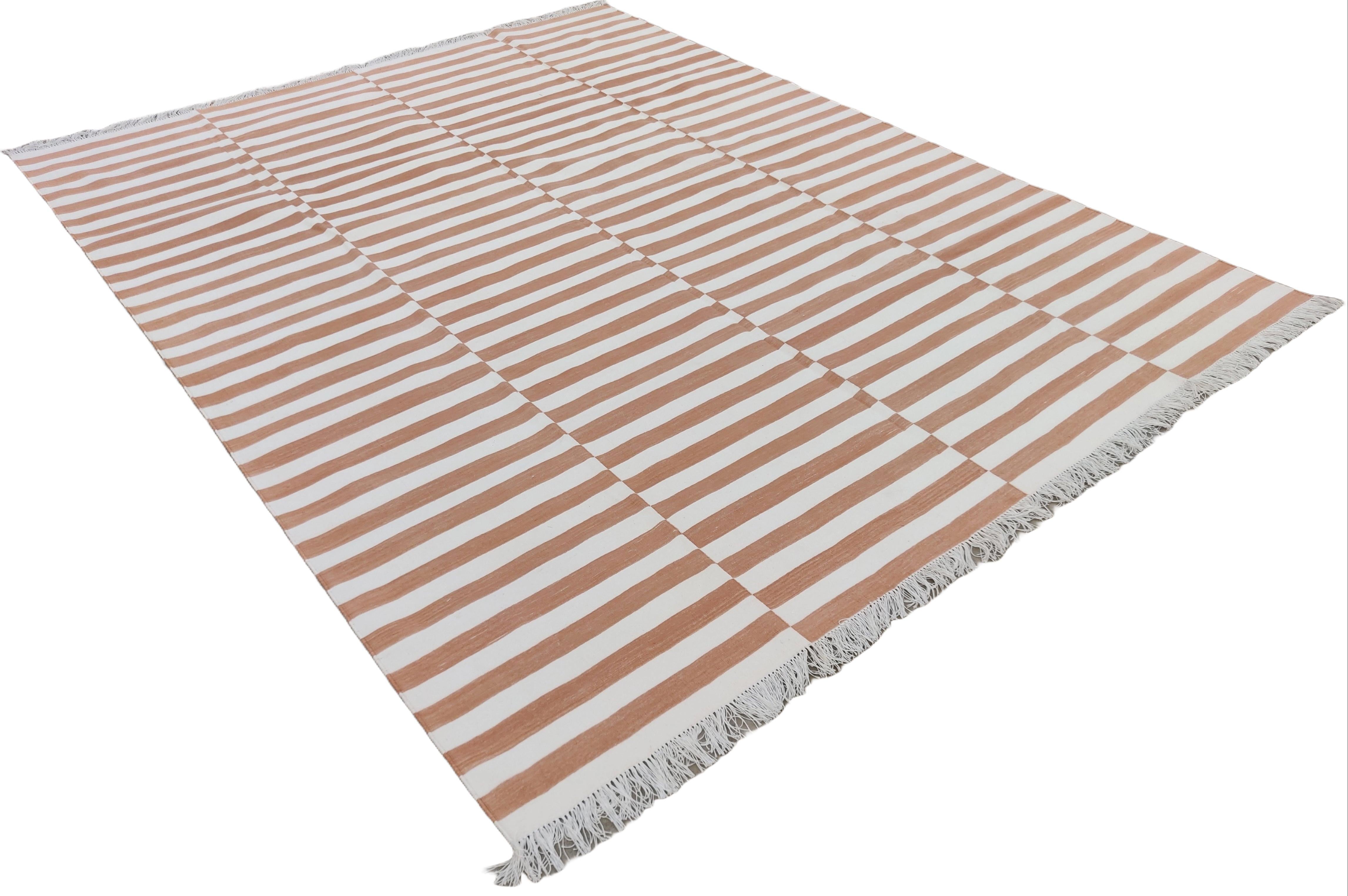 Vegetabil gefärbte Baumwolle Reversible Tan und weiß gestreiften indischen Dhurrie Teppich - 8'x10'
Diese speziellen flachgewebten Dhurries werden aus 15-fachem Garn aus 100% Baumwolle handgewebt. Aufgrund der speziellen Fertigungstechniken, die zur