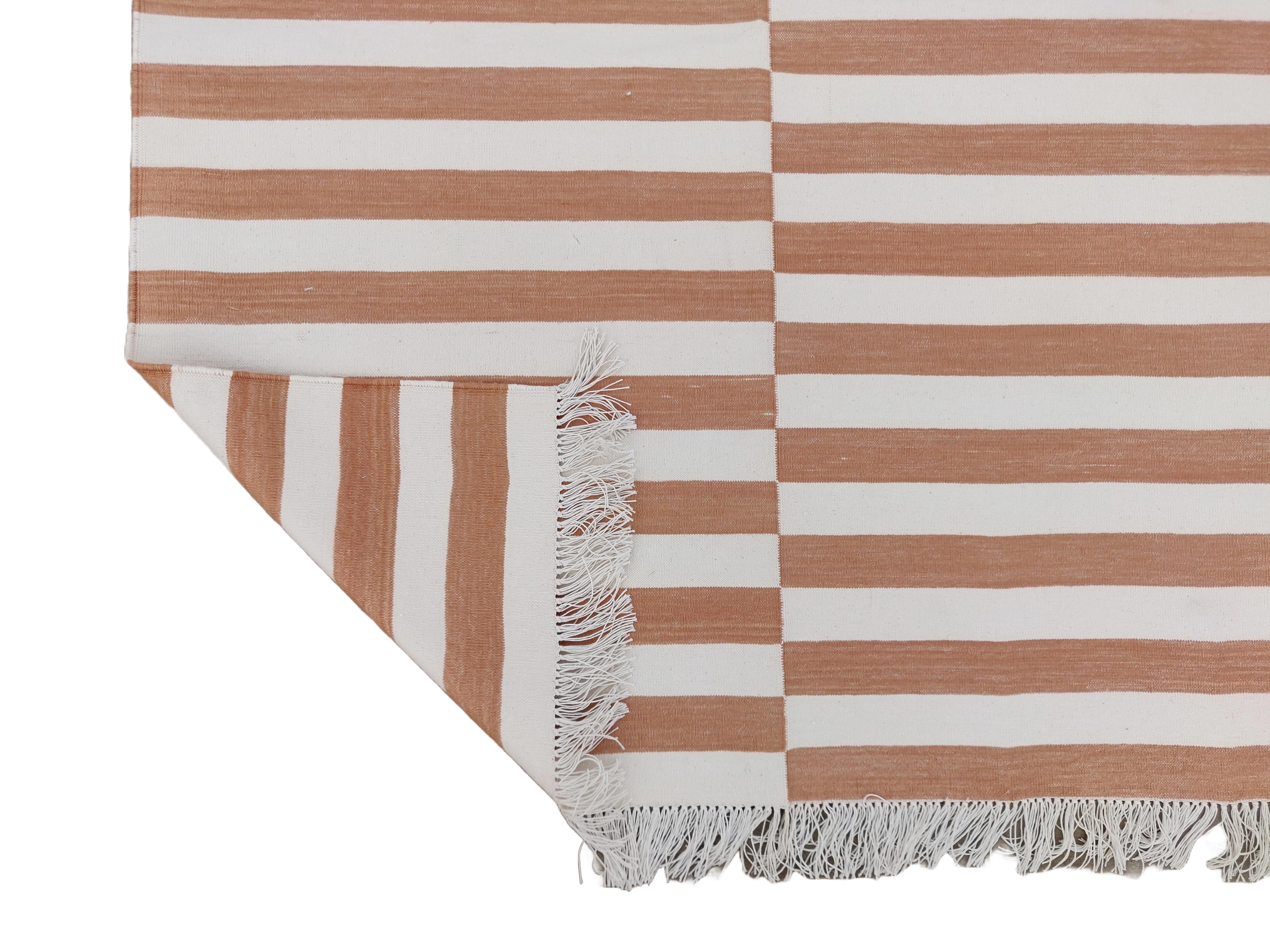 Handgefertigter Flachgewebeteppich aus Baumwolle, Tan & White Up down Striped Indian Dhurrie (Handgewebt) im Angebot