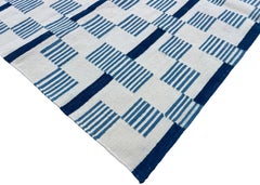 Tapis en coton tissé à plat, fabriqué à la main, de type « dhurrie », à rayures blanches et bleues