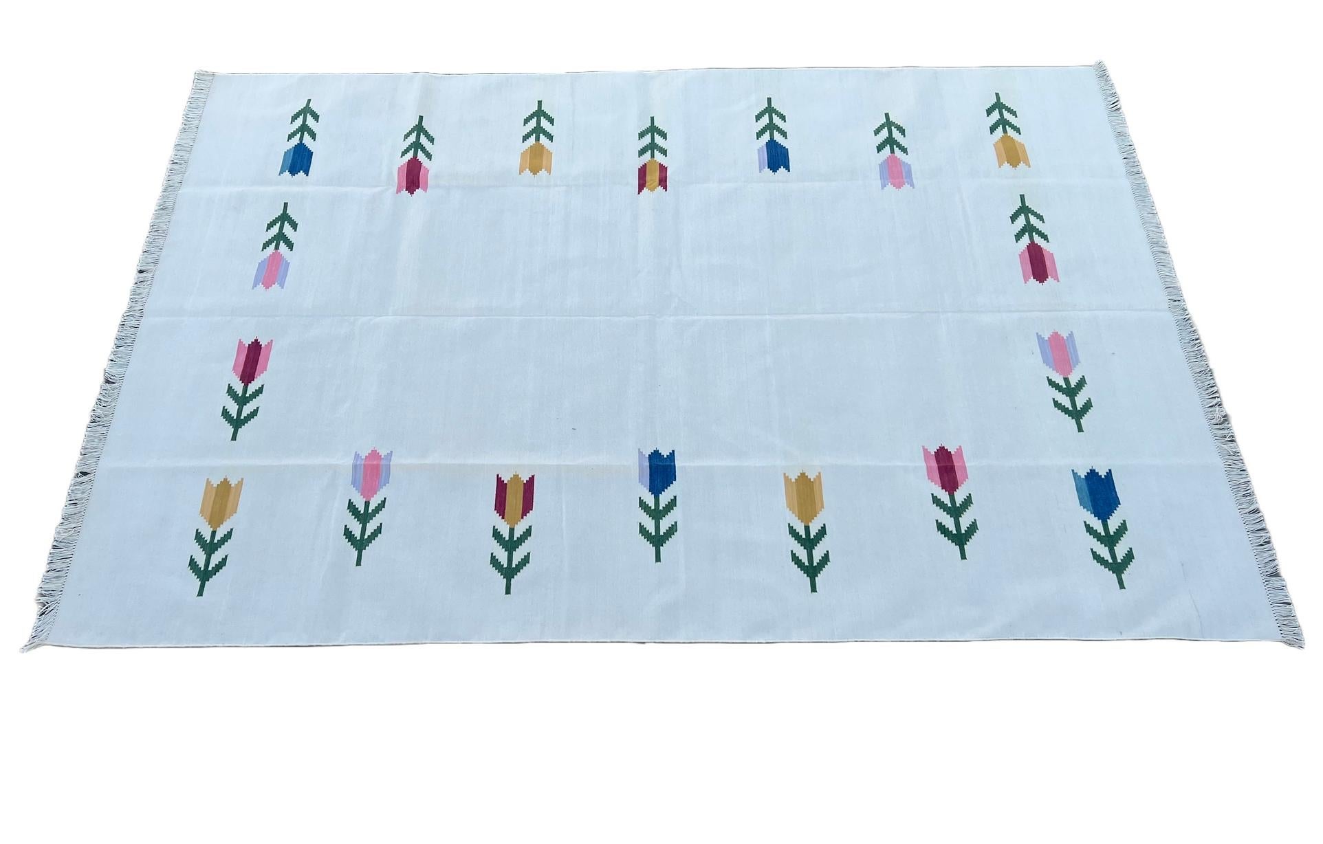 Handmade Cotton Area Flat Weave Rug, White & Green Leaf Patterned Indian Dhurrie For Sale 4
