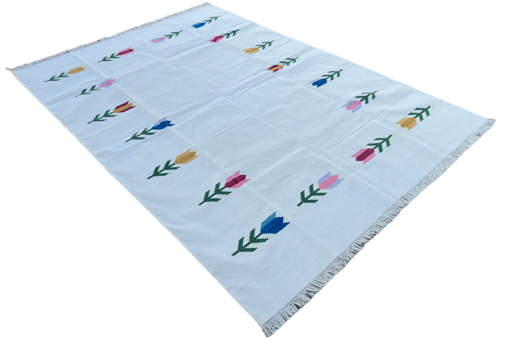 Tappeto indiano in cotone naturale tinto al vegetale con motivo a foglie bianche e verdi 6'x9'
Queste speciali dhurry a trama piatta sono tessute a mano con un filo di cotone 100% a 15 strati. A causa delle speciali tecniche di produzione utilizzate