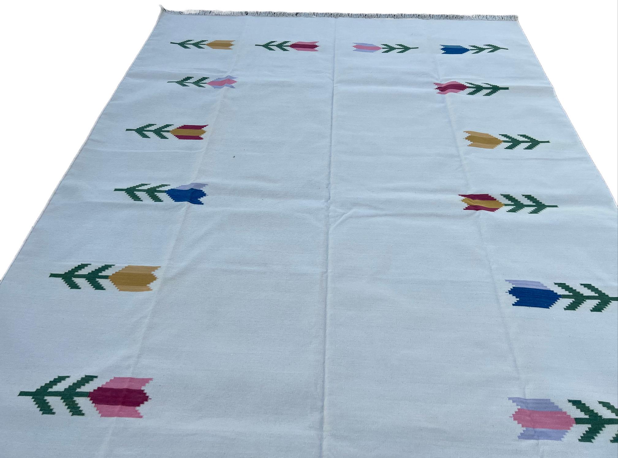 Handmade Cotton Area Flat Weave Rug, White & Green Leaf Patterned Indian Dhurrie In New Condition For Sale In Jaipur, IN
