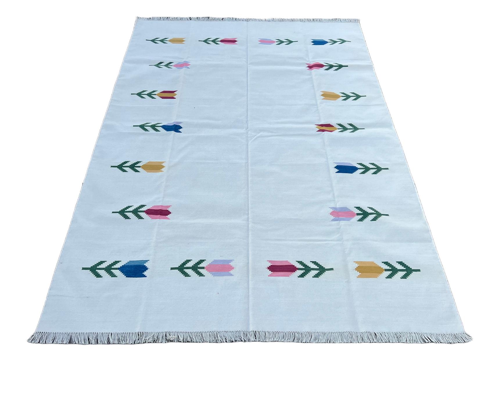 Handmade Cotton Area Flat Weave Rug, White & Green Leaf Patterned Indian Dhurrie For Sale 2