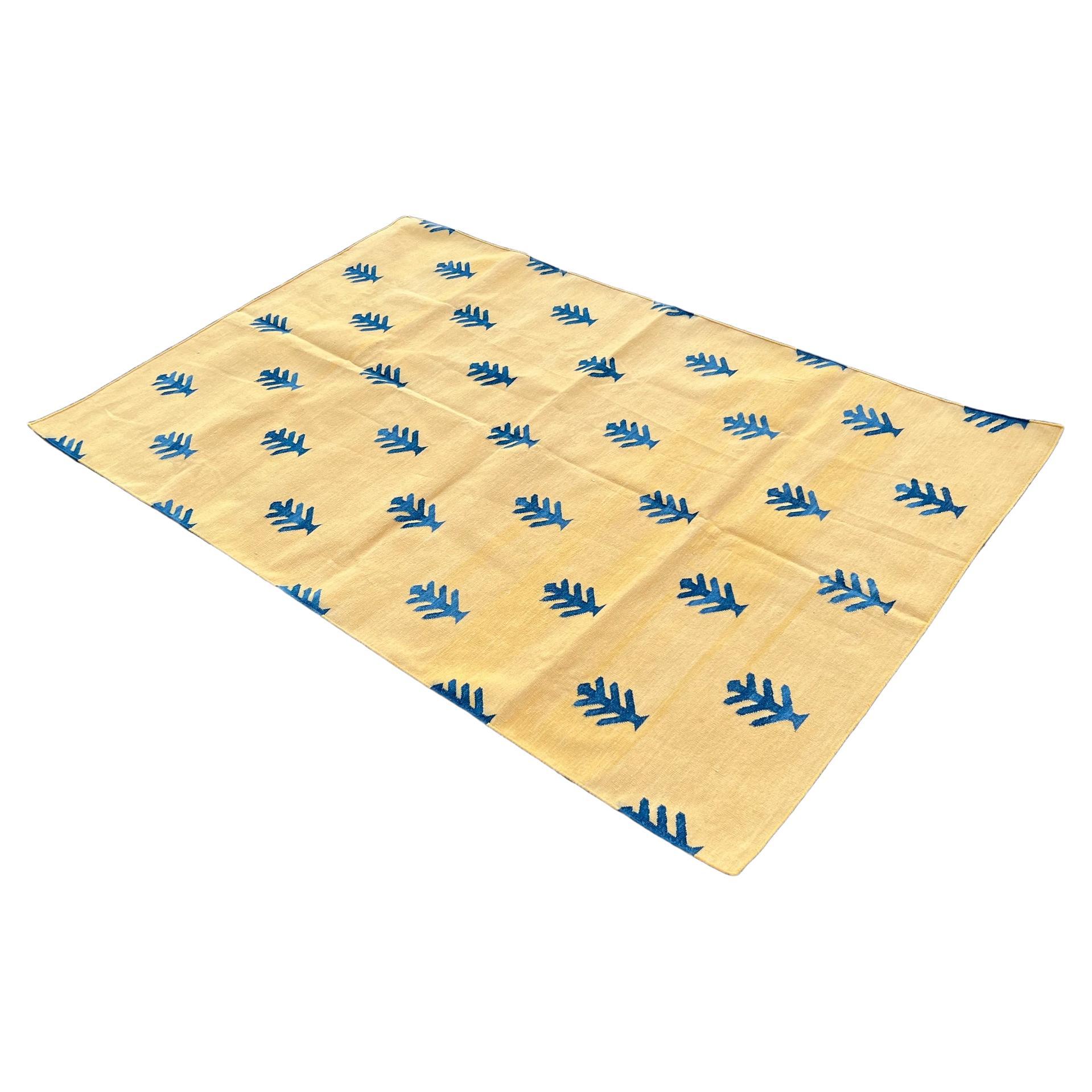Tapis de sol en coton tissé à plat, jaune et bleu, à motifs d'arbres, Inde Dhurrie