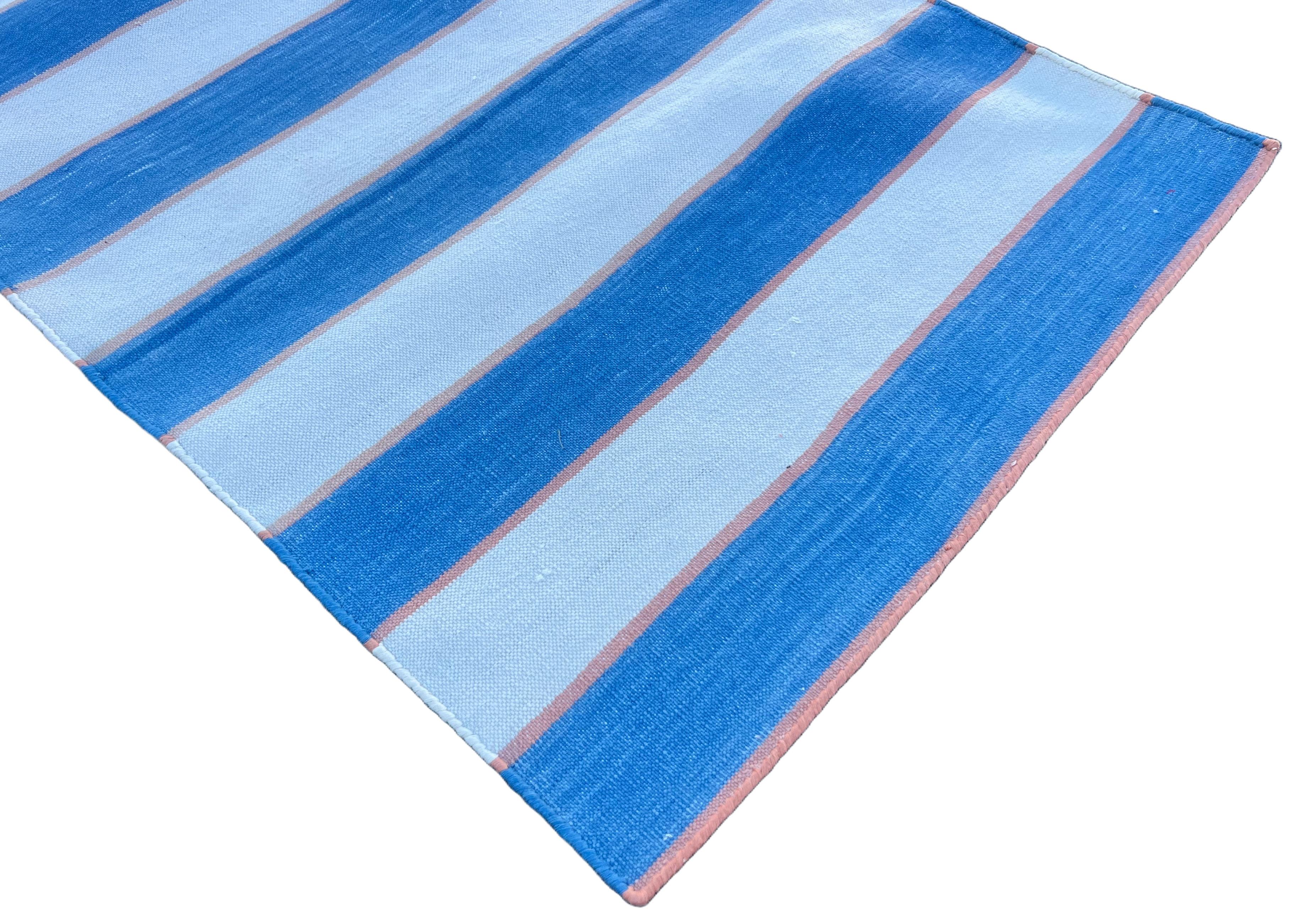 Mid-Century moderno Runner a trama piatta in cotone fatto a mano, 1x10 blu, crema a strisce indiane Dhurrie in vendita