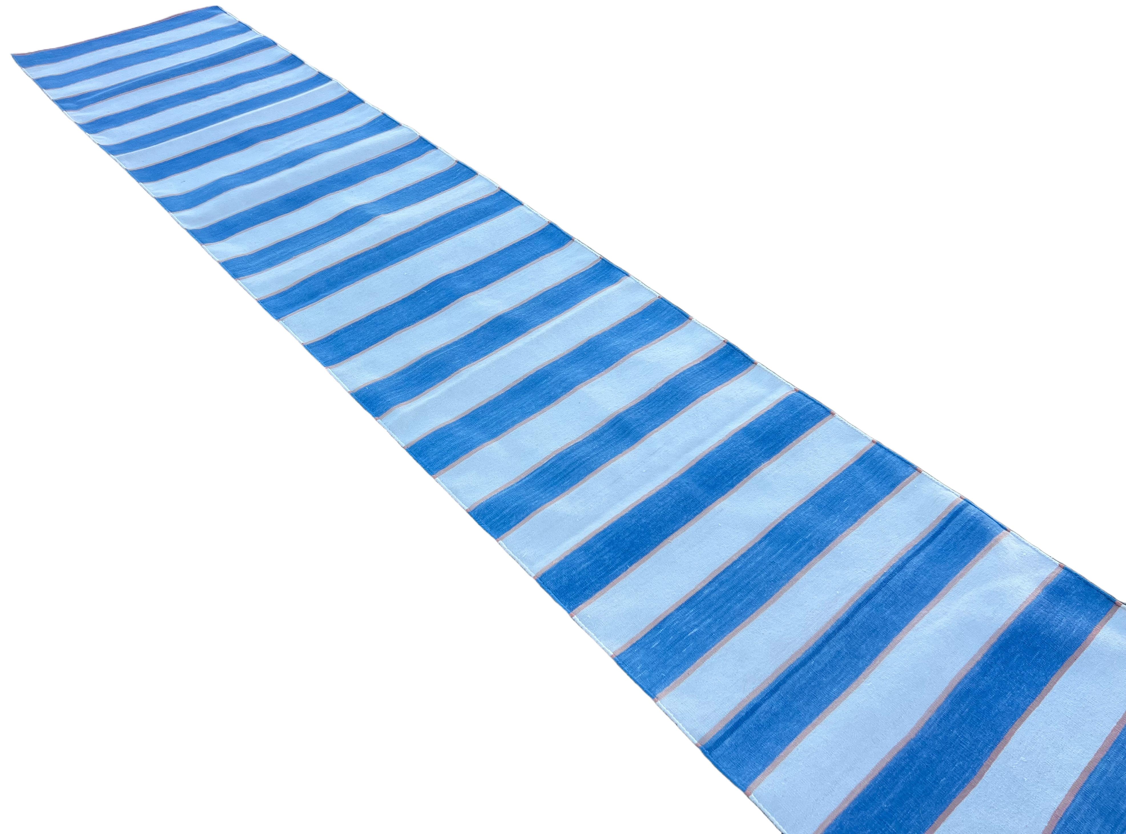 Indiano Runner a trama piatta in cotone fatto a mano, 1x10 blu, crema a strisce indiane Dhurrie in vendita