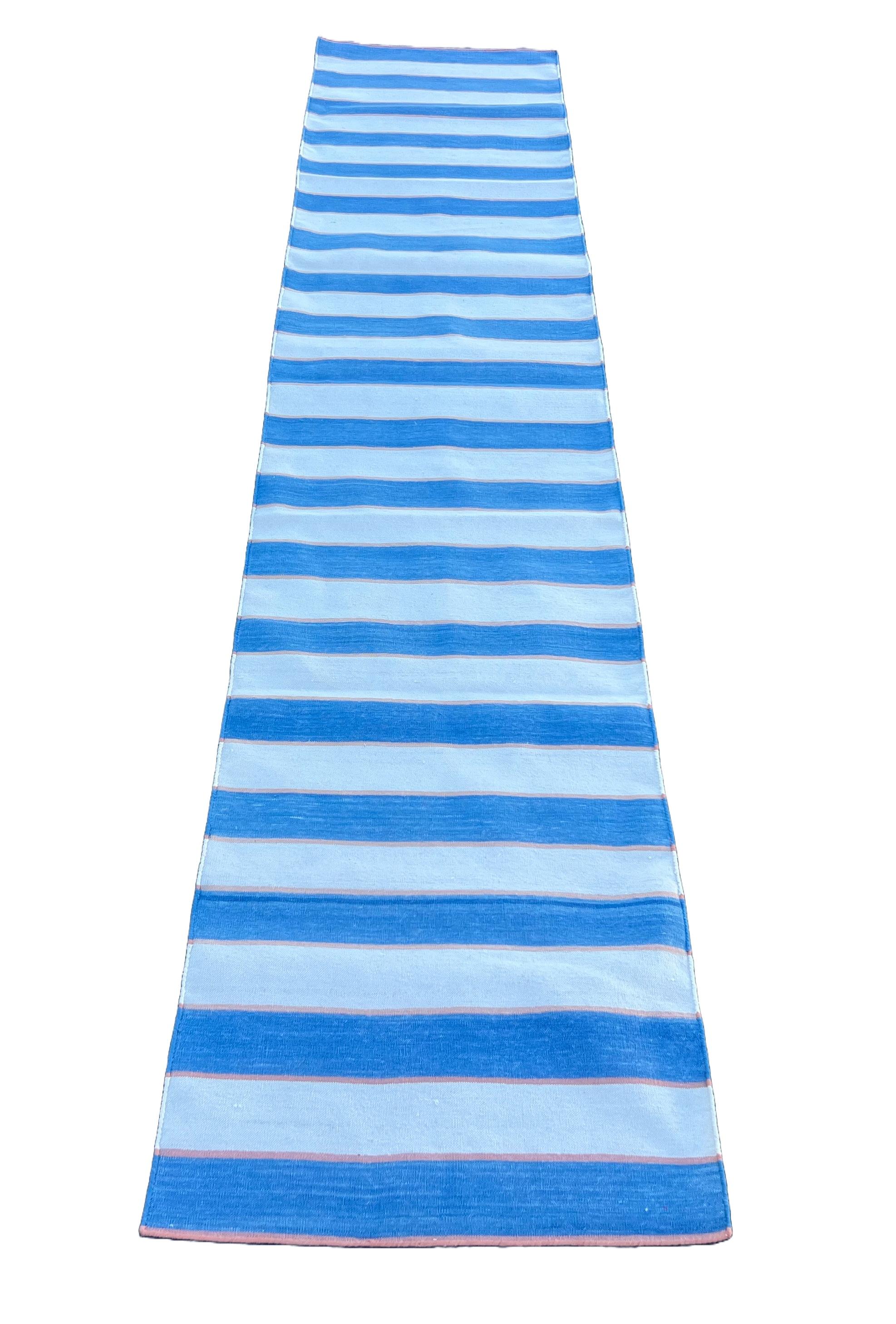 Tessuto a mano Runner a trama piatta in cotone fatto a mano, 1x10 blu, crema a strisce indiane Dhurrie in vendita
