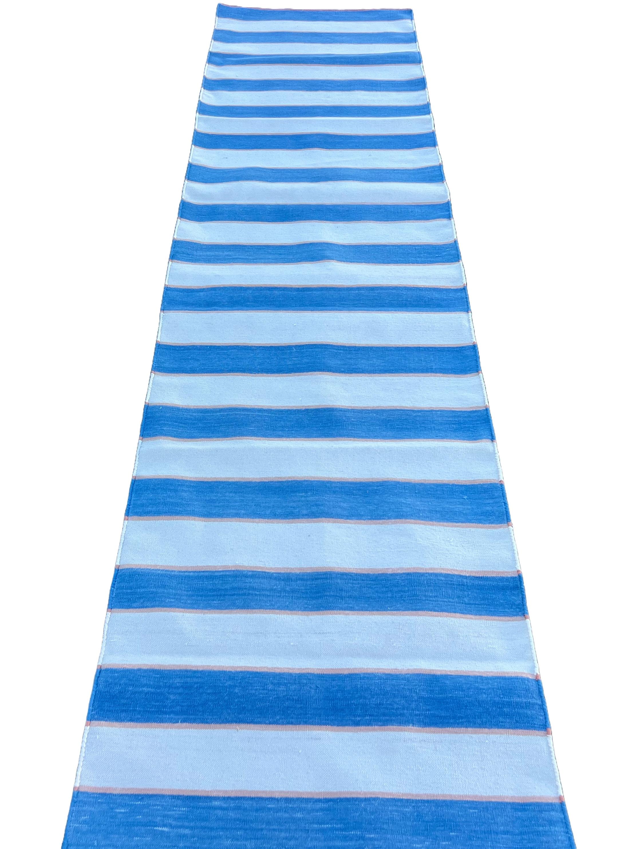 Runner a trama piatta in cotone fatto a mano, 1x10 blu, crema a strisce indiane Dhurrie In condizioni Nuovo in vendita a Jaipur, IN