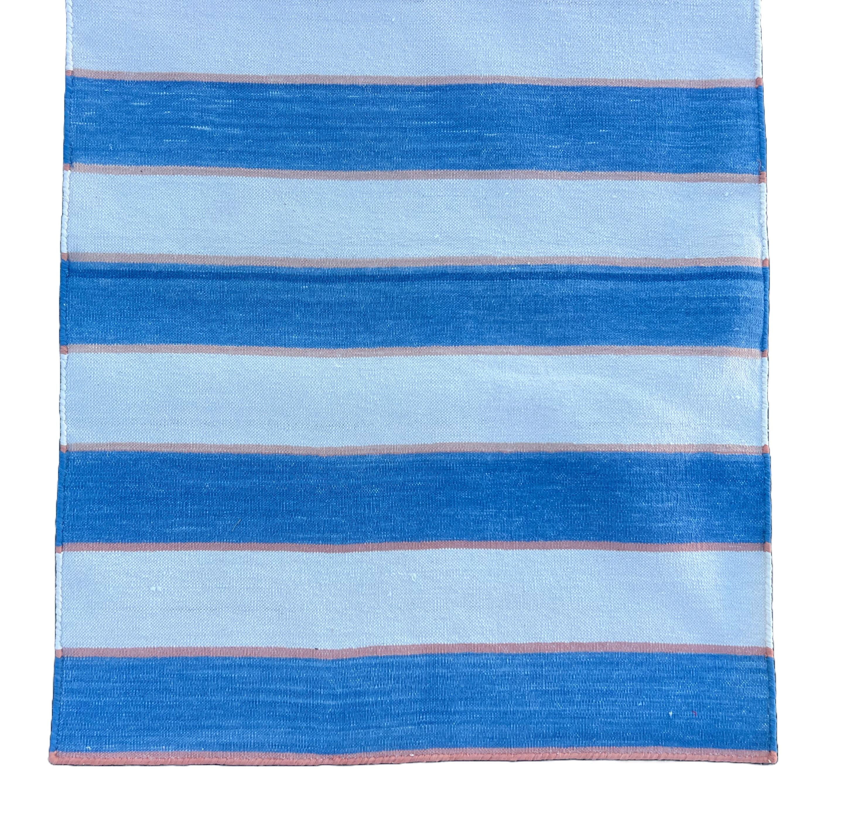 XXI secolo e contemporaneo Runner a trama piatta in cotone fatto a mano, 1x10 blu, crema a strisce indiane Dhurrie in vendita
