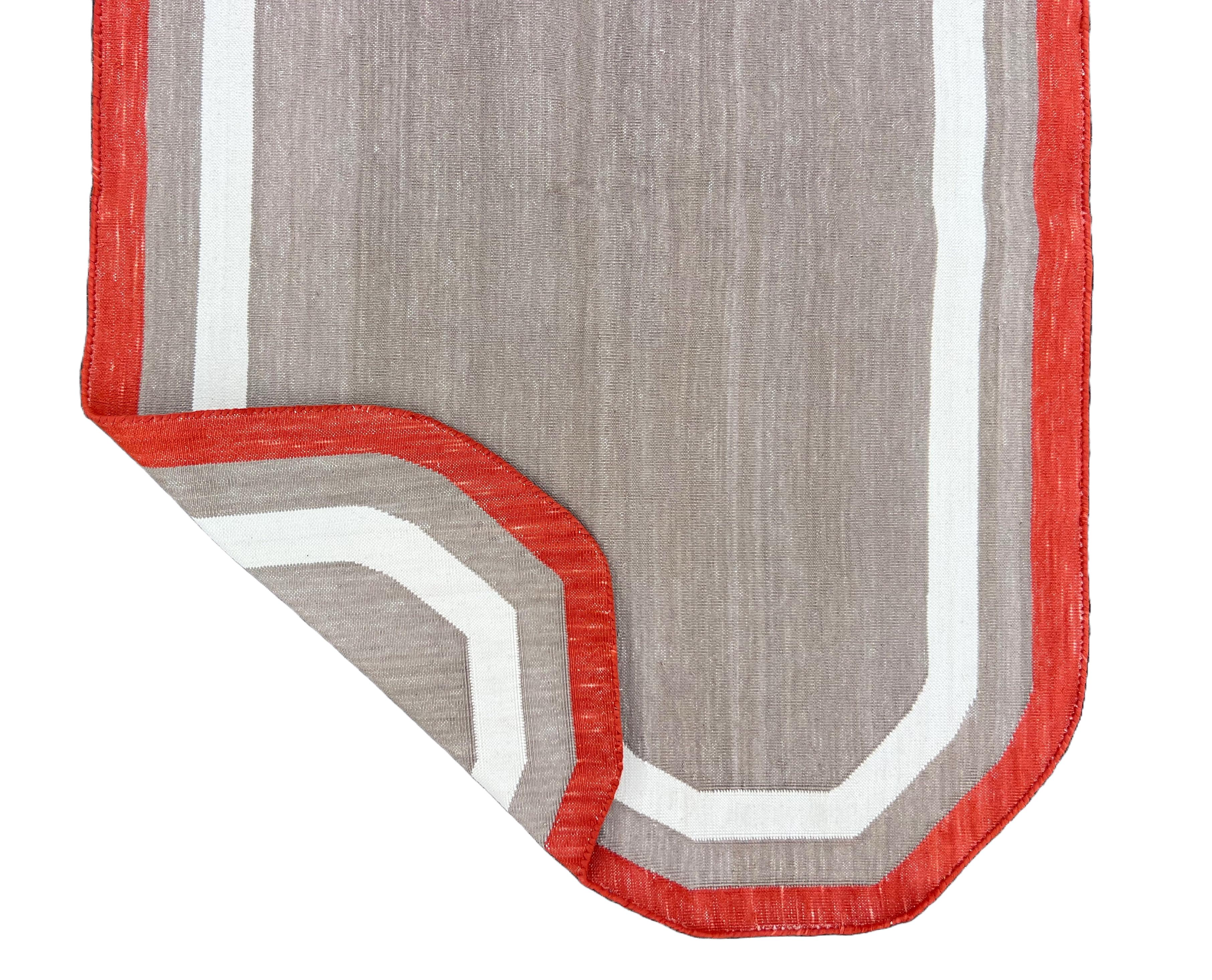 Handmade Cotton Area Flat Weave Runner, 2.5x7 Beige, Red Scallop Indian Dhurrie In New Condition For Sale In Jaipur, IN