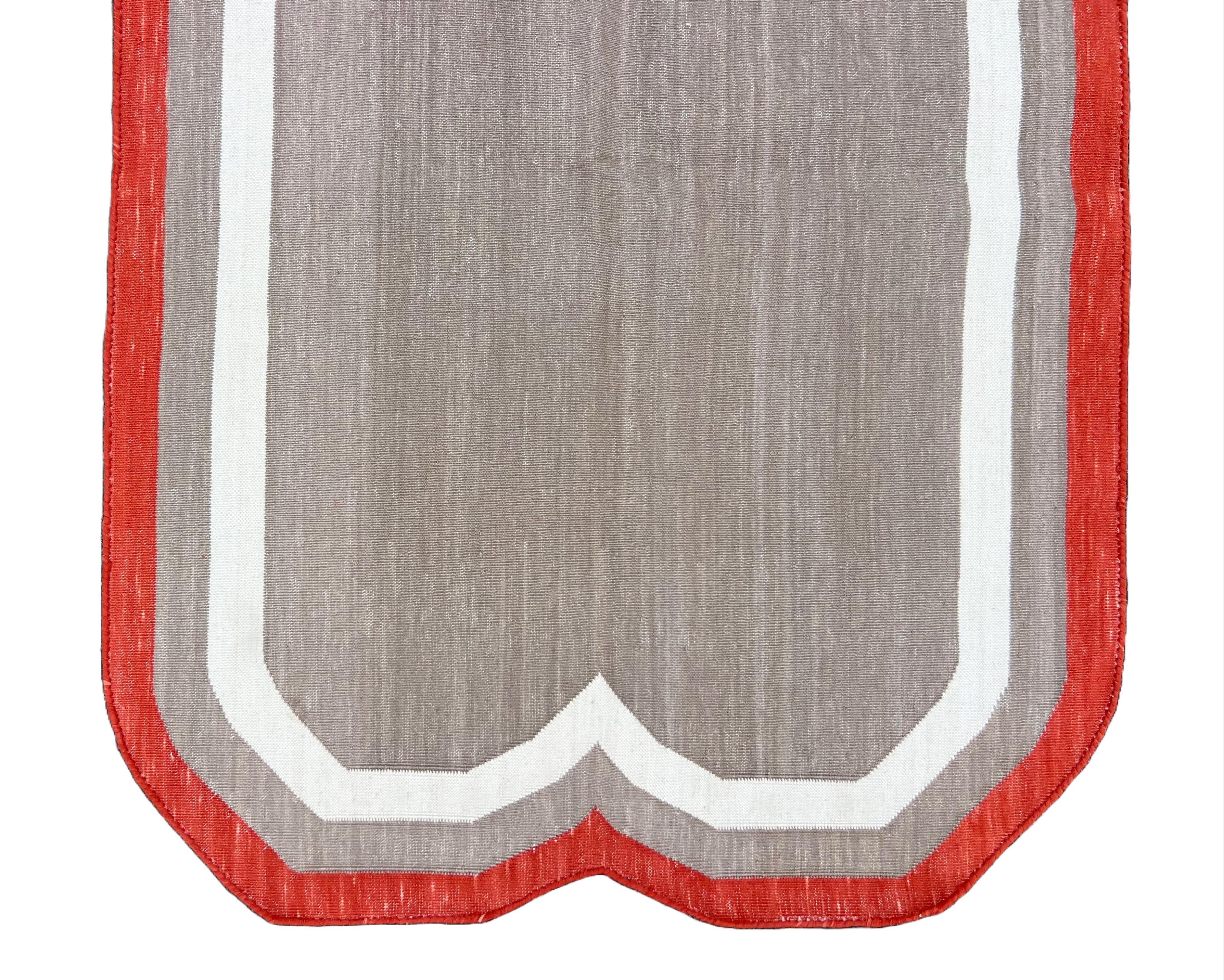 Contemporary Handmade Cotton Area Flat Weave Runner, 2.5x7 Beige, Red Scallop Indian Dhurrie For Sale