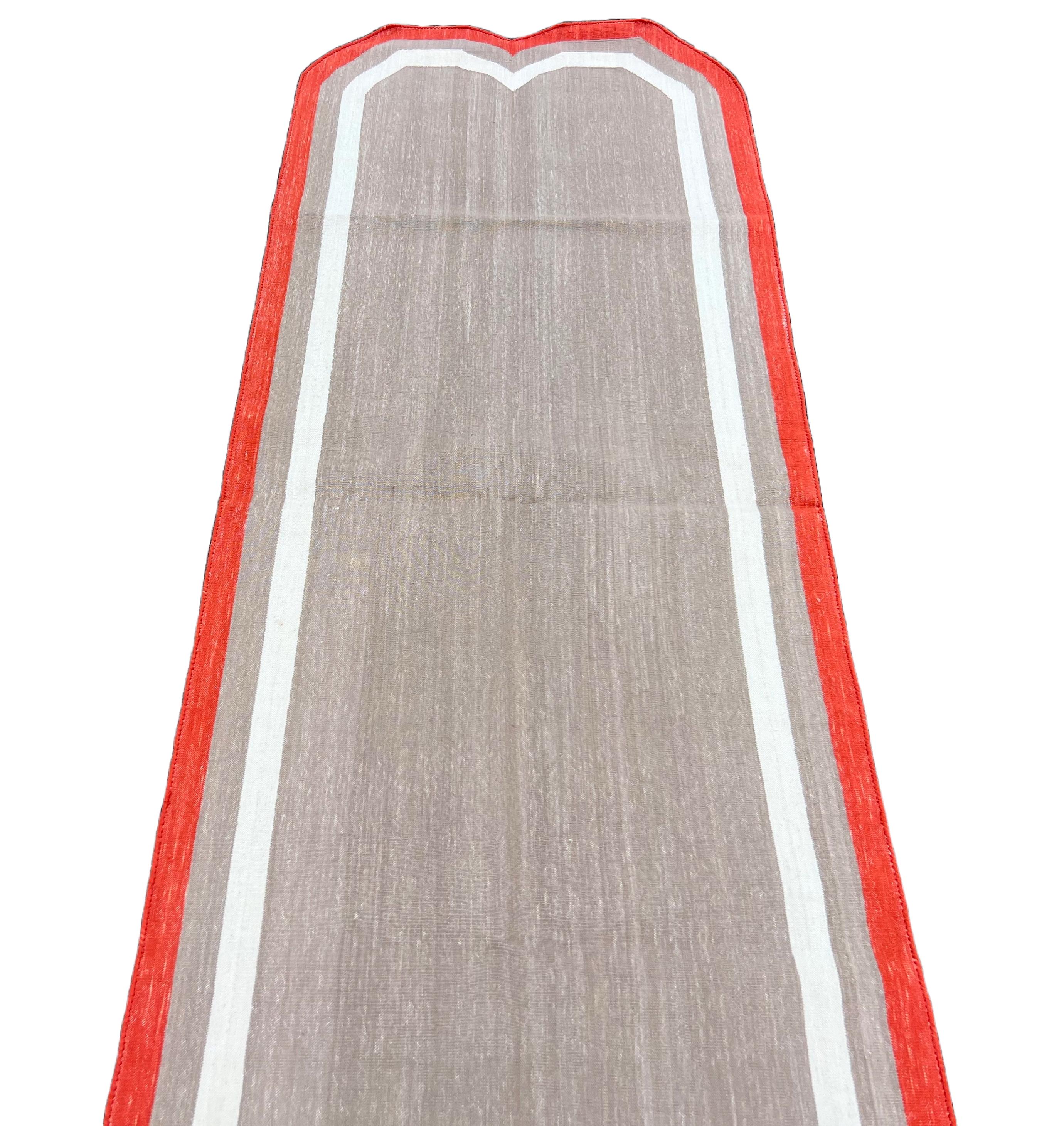 Handmade Cotton Area Flat Weave Runner, 2.5x7 Beige, Red Scallop Indian Dhurrie For Sale 1