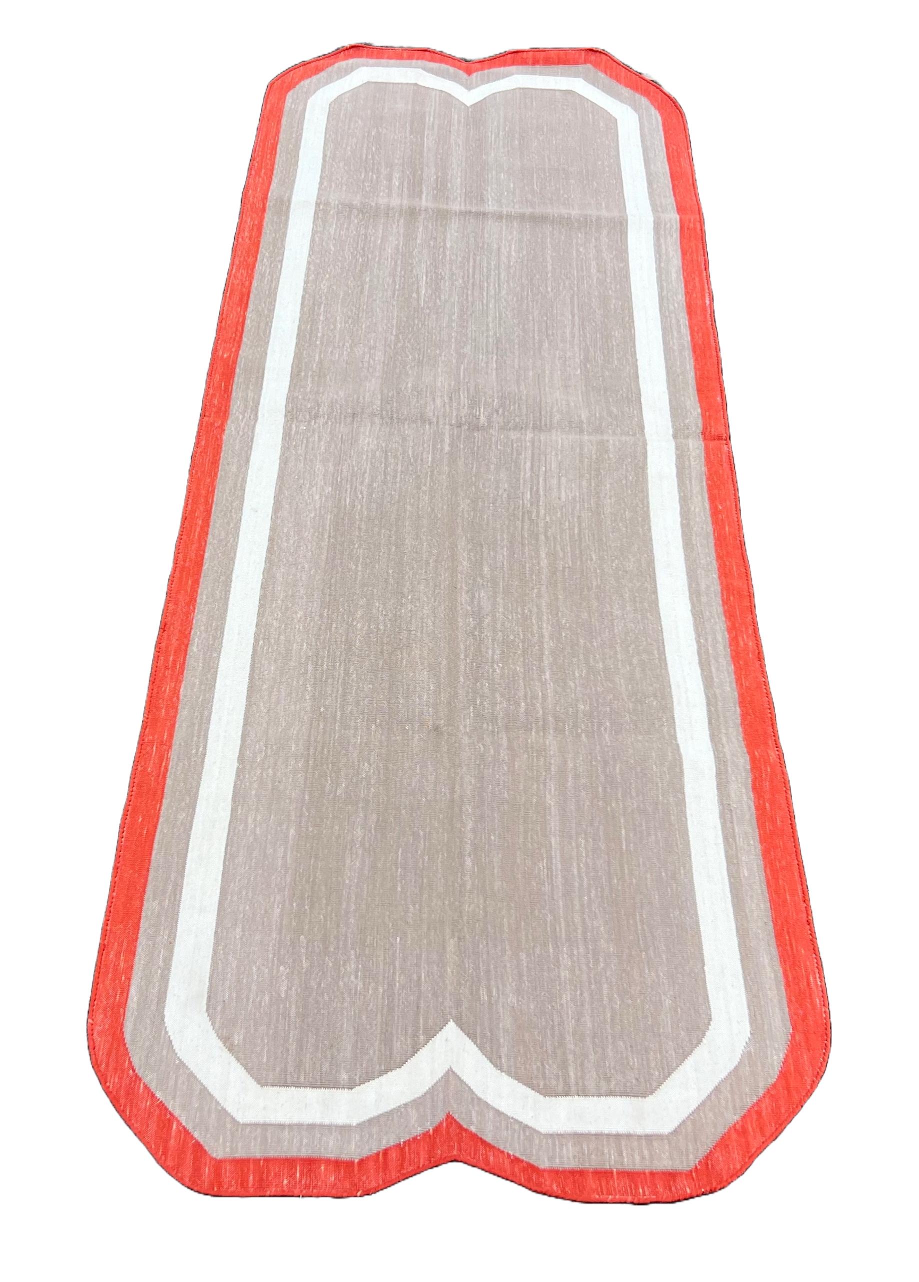 Handmade Cotton Area Flat Weave Runner, 2.5x7 Beige, Red Scallop Indian Dhurrie For Sale 2