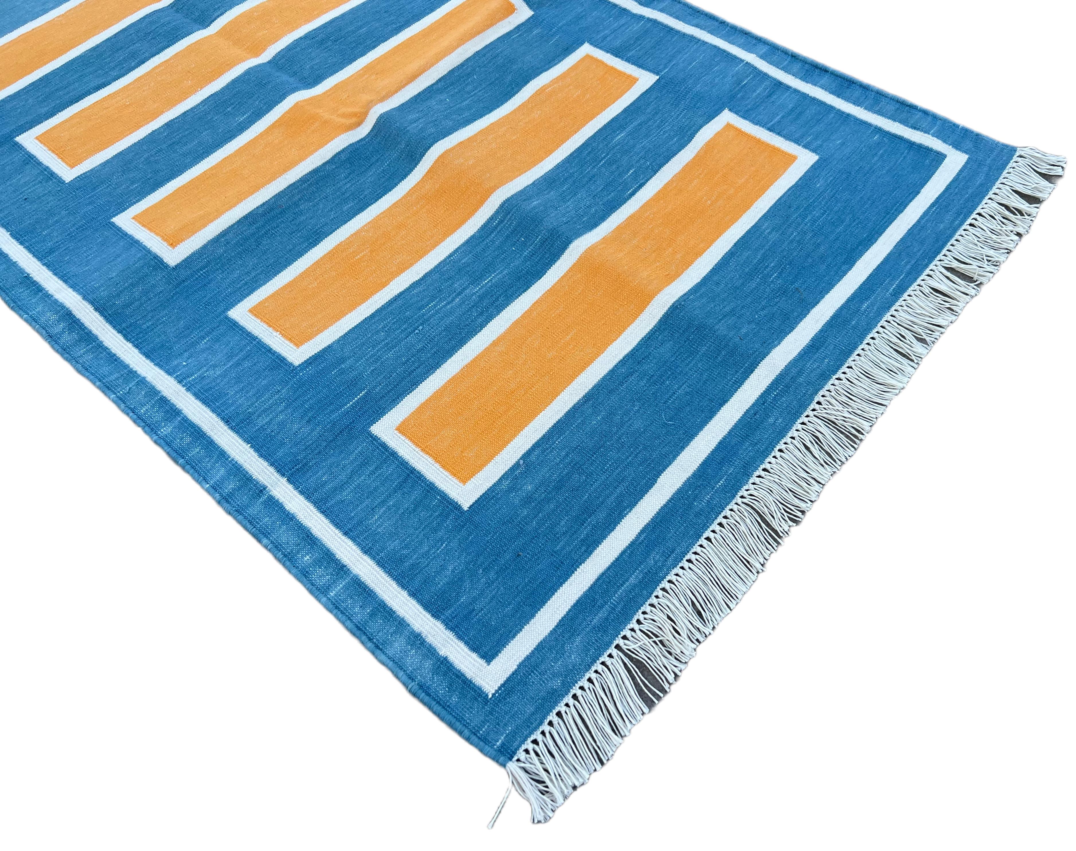 Cotone Nature tinto al vegetale, runner indiano Dhurrie a righe blu e giallo, 2.5'x7'
Queste speciali dhurry a trama piatta sono tessute a mano con un filo di cotone 100% a 15 strati. A causa delle speciali tecniche di produzione utilizzate per
