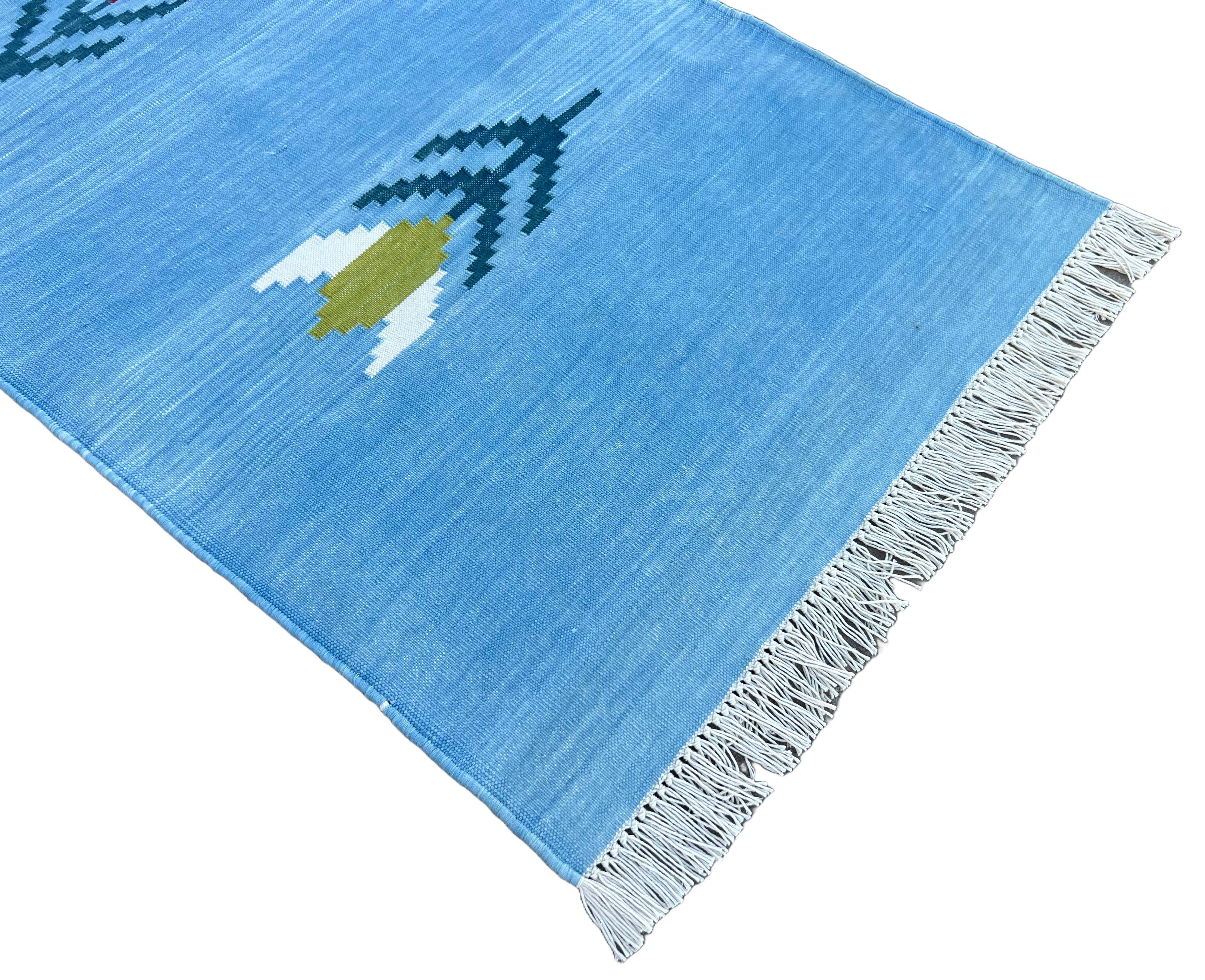 Runner in cotone Nature tinto al vegetale, blu cielo, verde, giallo a motivi di foglie, indiano Dhurrie-2'x10'
Queste speciali dhurry a trama piatta sono tessute a mano con un filo di cotone 100% a 15 strati. A causa delle speciali tecniche di