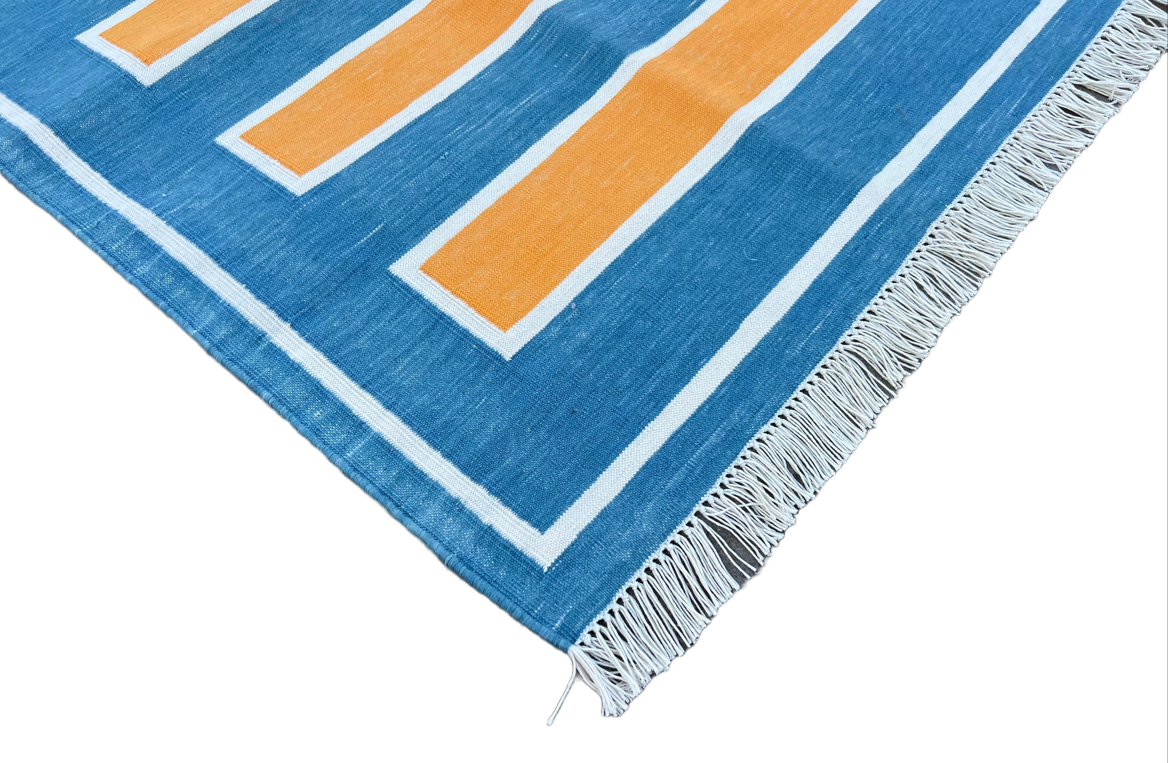 Mid-Century moderno Tappeto a tessitura piatta in cotone fatto a mano, 2,5x7 a strisce blu e gialle Dhurrie in vendita