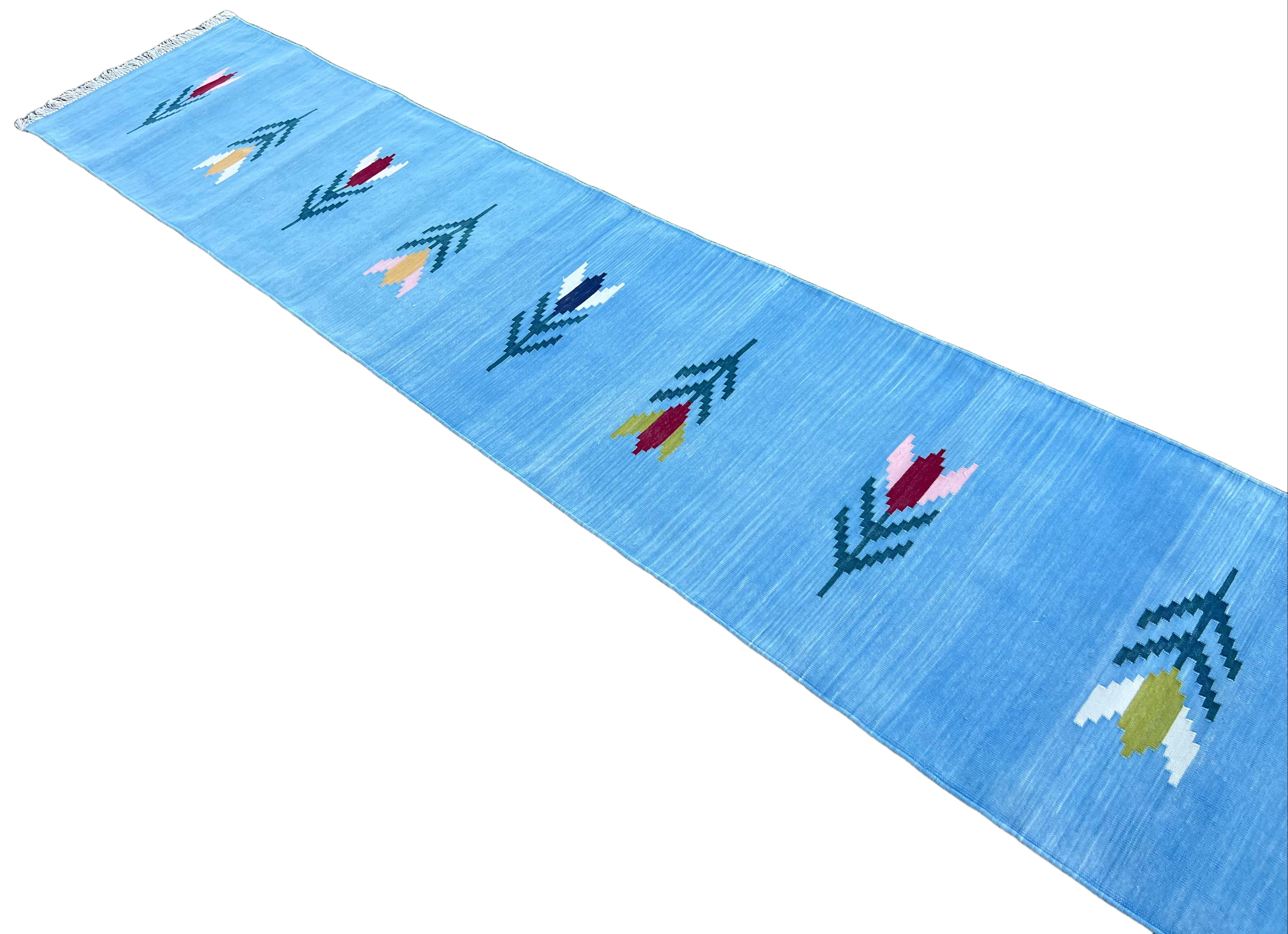 Mid-Century moderno Tappeto a tessitura piatta in cotone fatto a mano, 2x10 Sky Blue Leaf Patterned Dhurrie Rug in vendita