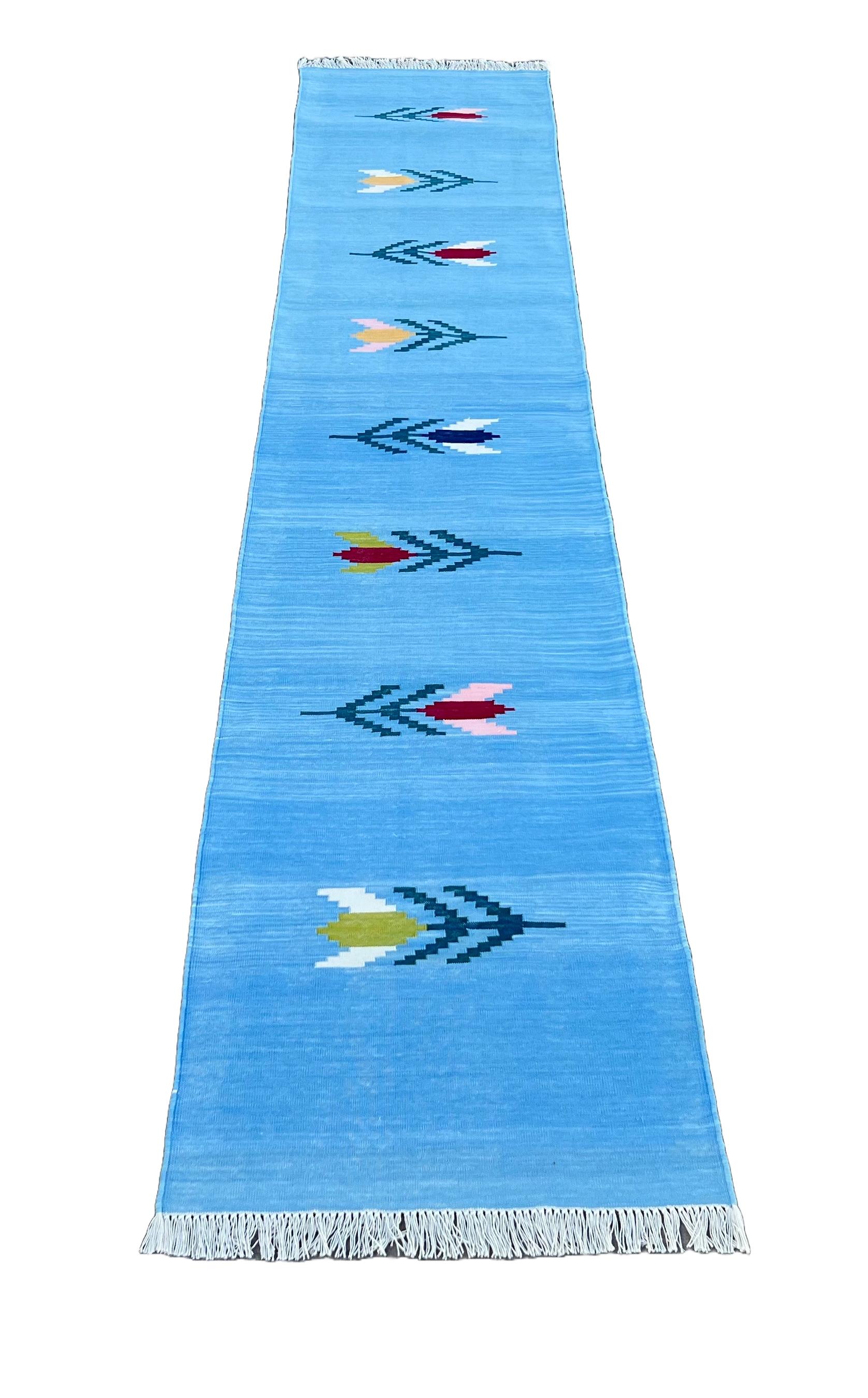 Indiano Tappeto a tessitura piatta in cotone fatto a mano, 2x10 Sky Blue Leaf Patterned Dhurrie Rug in vendita