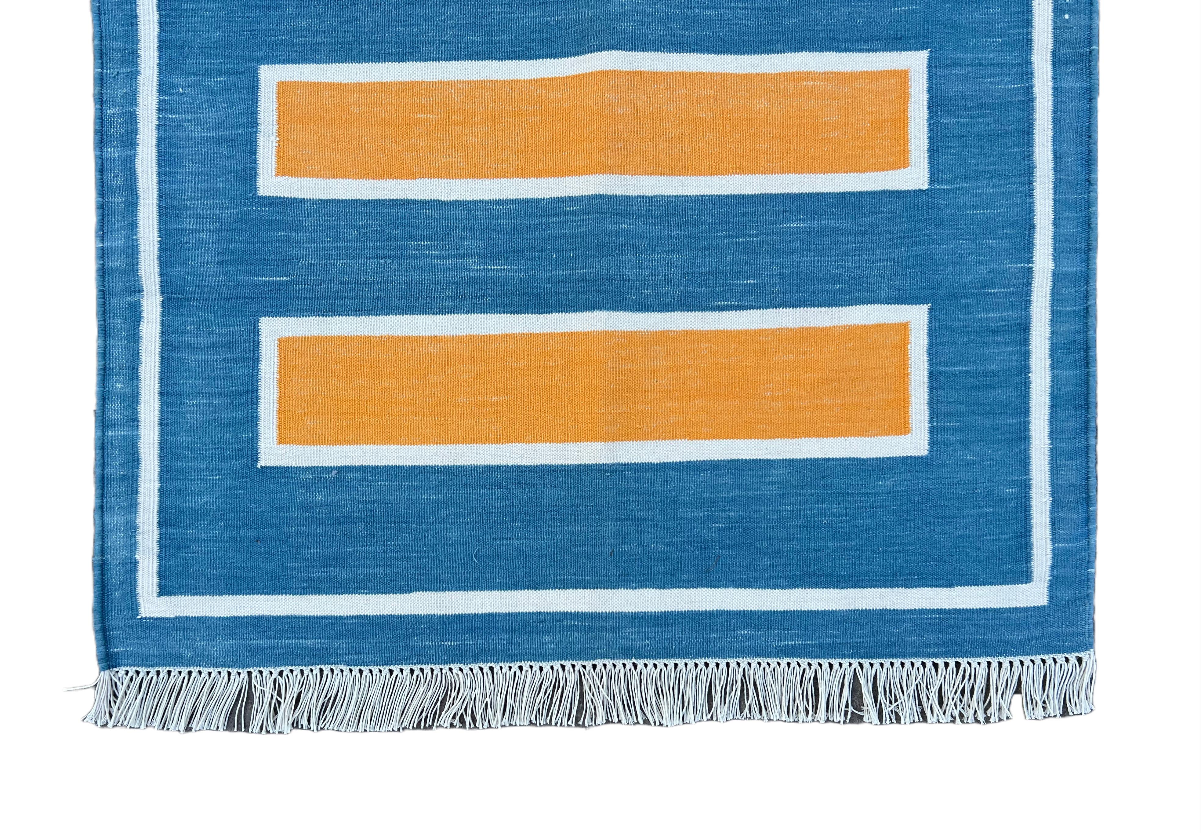 Tessuto a mano Tappeto a tessitura piatta in cotone fatto a mano, 2,5x7 a strisce blu e gialle Dhurrie in vendita