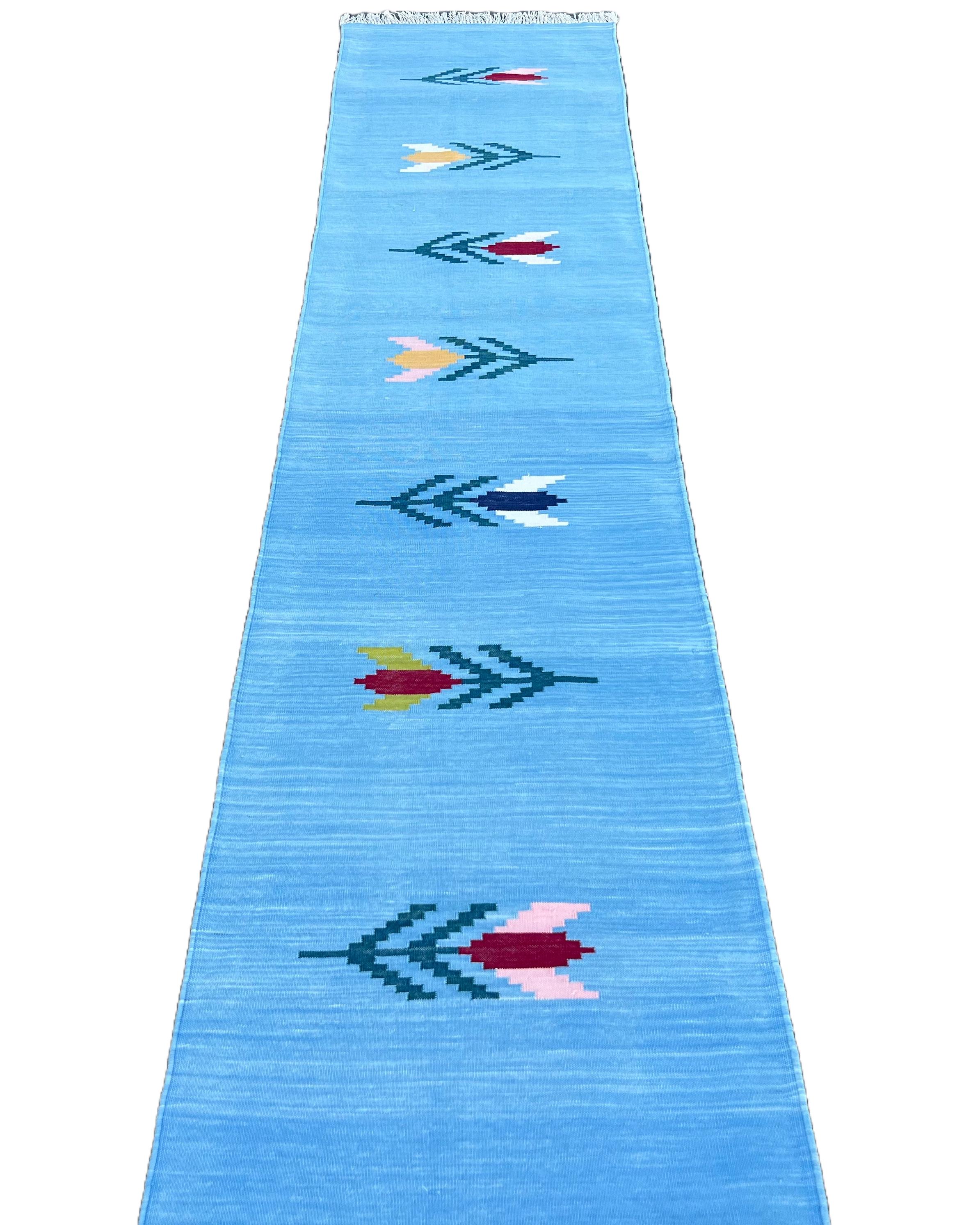 Tessuto a mano Tappeto a tessitura piatta in cotone fatto a mano, 2x10 Sky Blue Leaf Patterned Dhurrie Rug in vendita