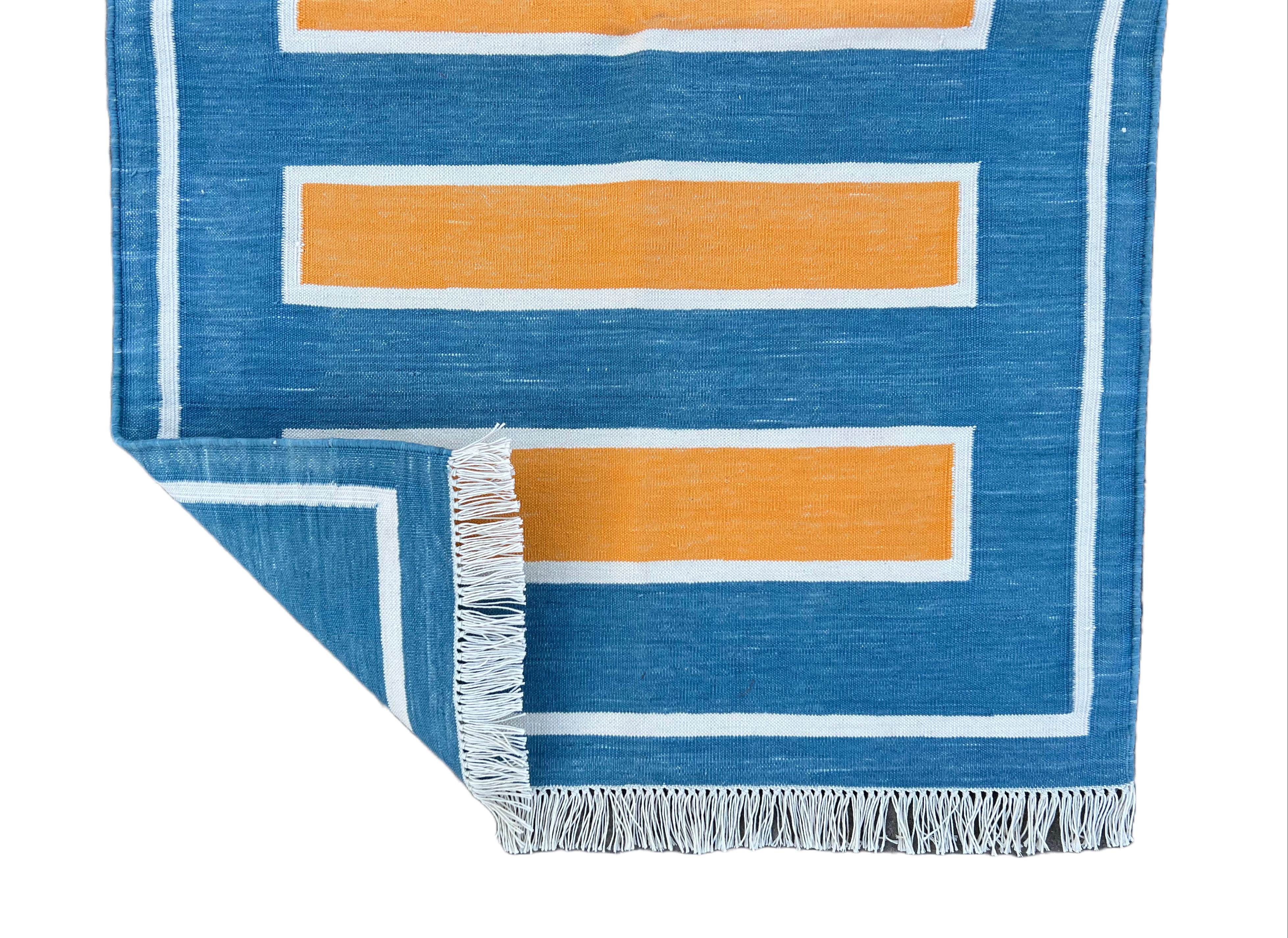Tappeto a tessitura piatta in cotone fatto a mano, 2,5x7 a strisce blu e gialle Dhurrie In condizioni Nuovo in vendita a Jaipur, IN