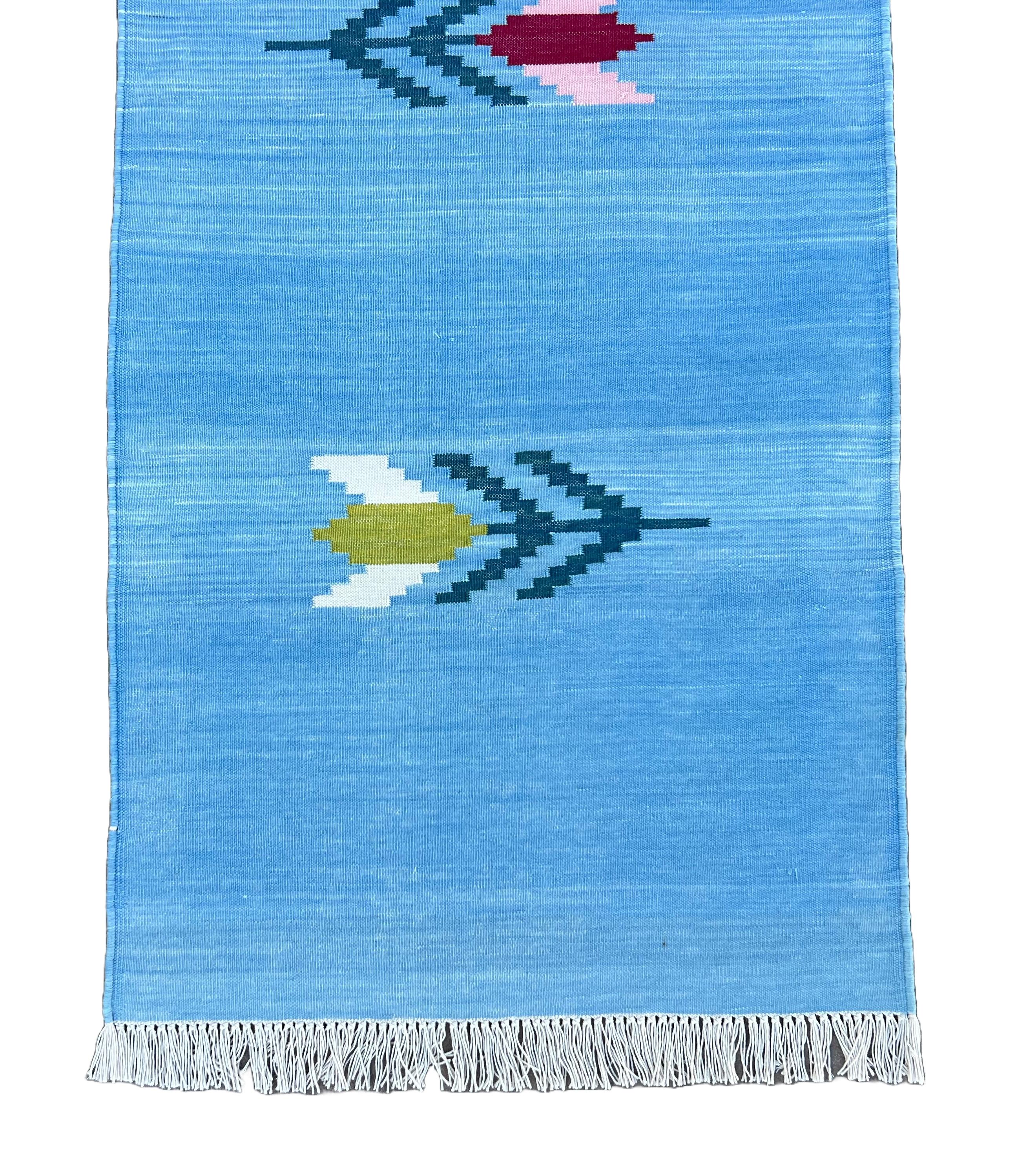 Tappeto a tessitura piatta in cotone fatto a mano, 2x10 Sky Blue Leaf Patterned Dhurrie Rug In condizioni Nuovo in vendita a Jaipur, IN