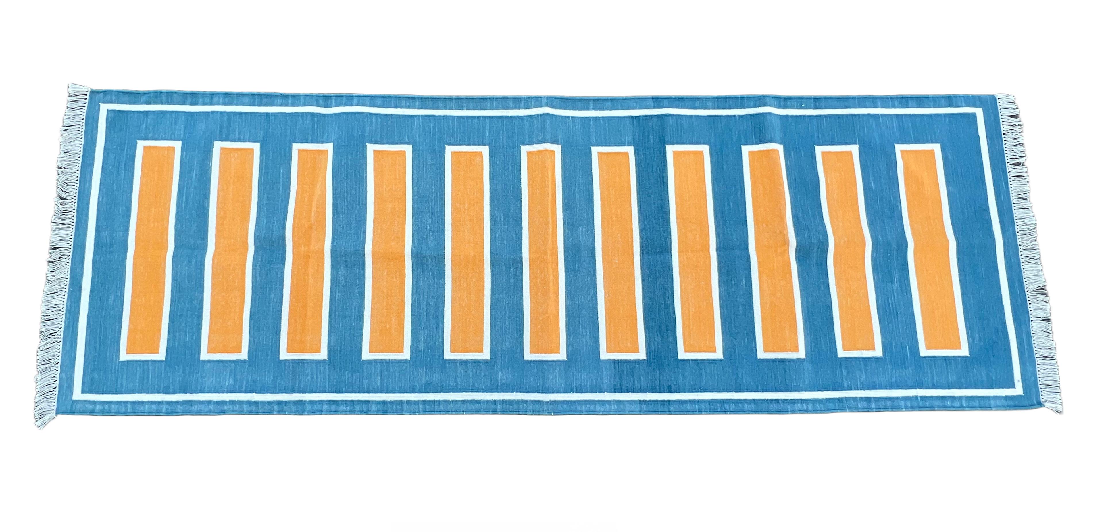 Cotone Tappeto a tessitura piatta in cotone fatto a mano, 2,5x7 a strisce blu e gialle Dhurrie in vendita