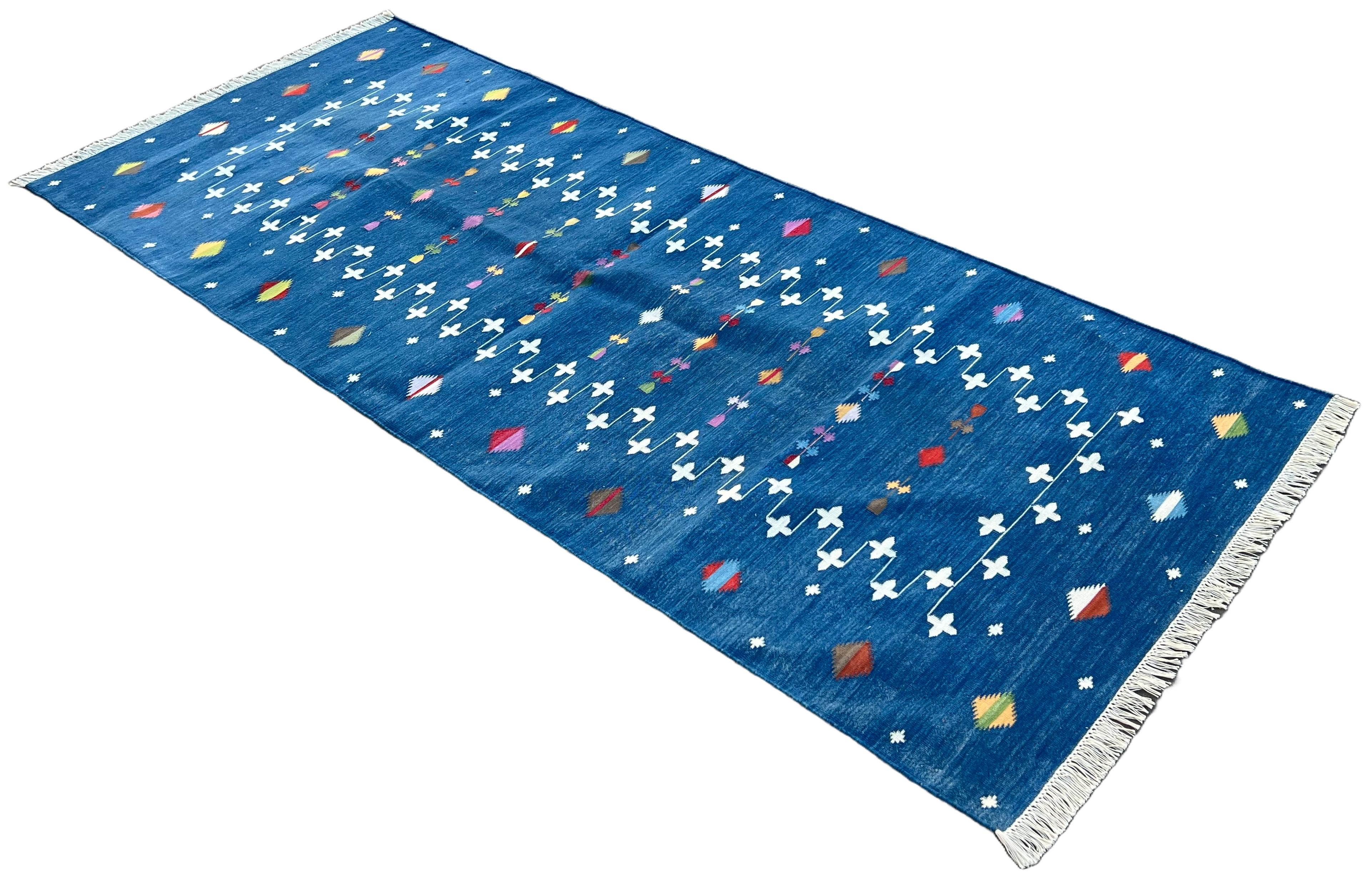 Mid-Century moderno Runner a trama piatta in cotone fatto a mano, 2,5x8 Blue Shooting Star Indian Dhurrie in vendita