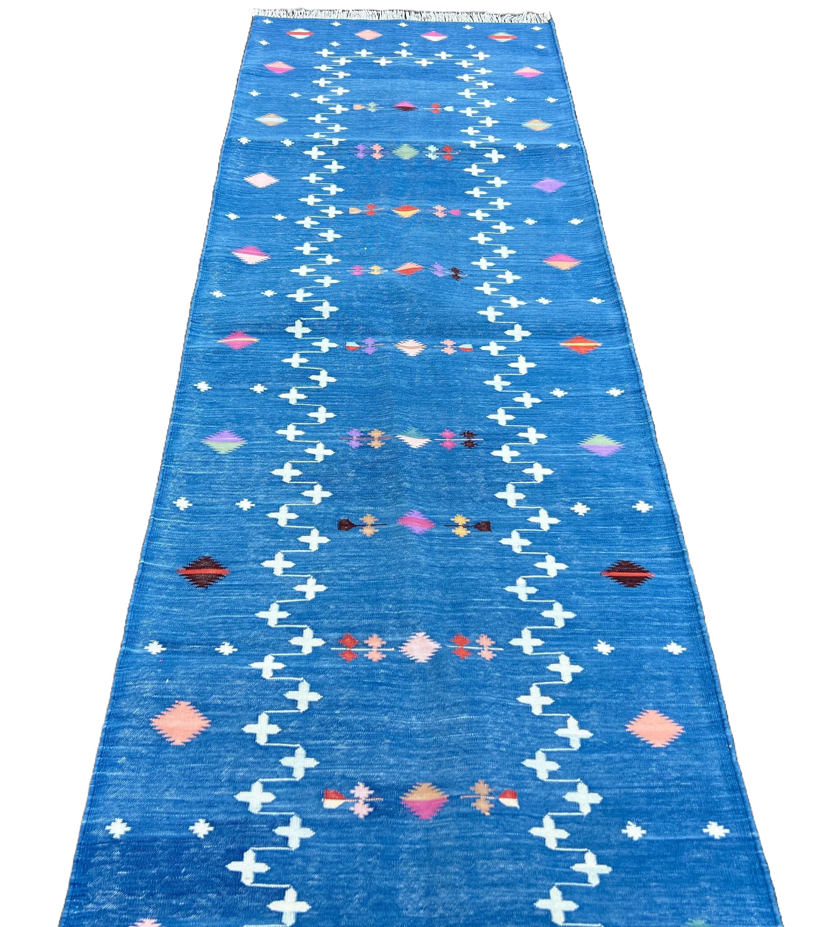 XXI secolo e contemporaneo Runner a trama piatta in cotone fatto a mano, 2,5x8 Blue Shooting Star Indian Dhurrie in vendita