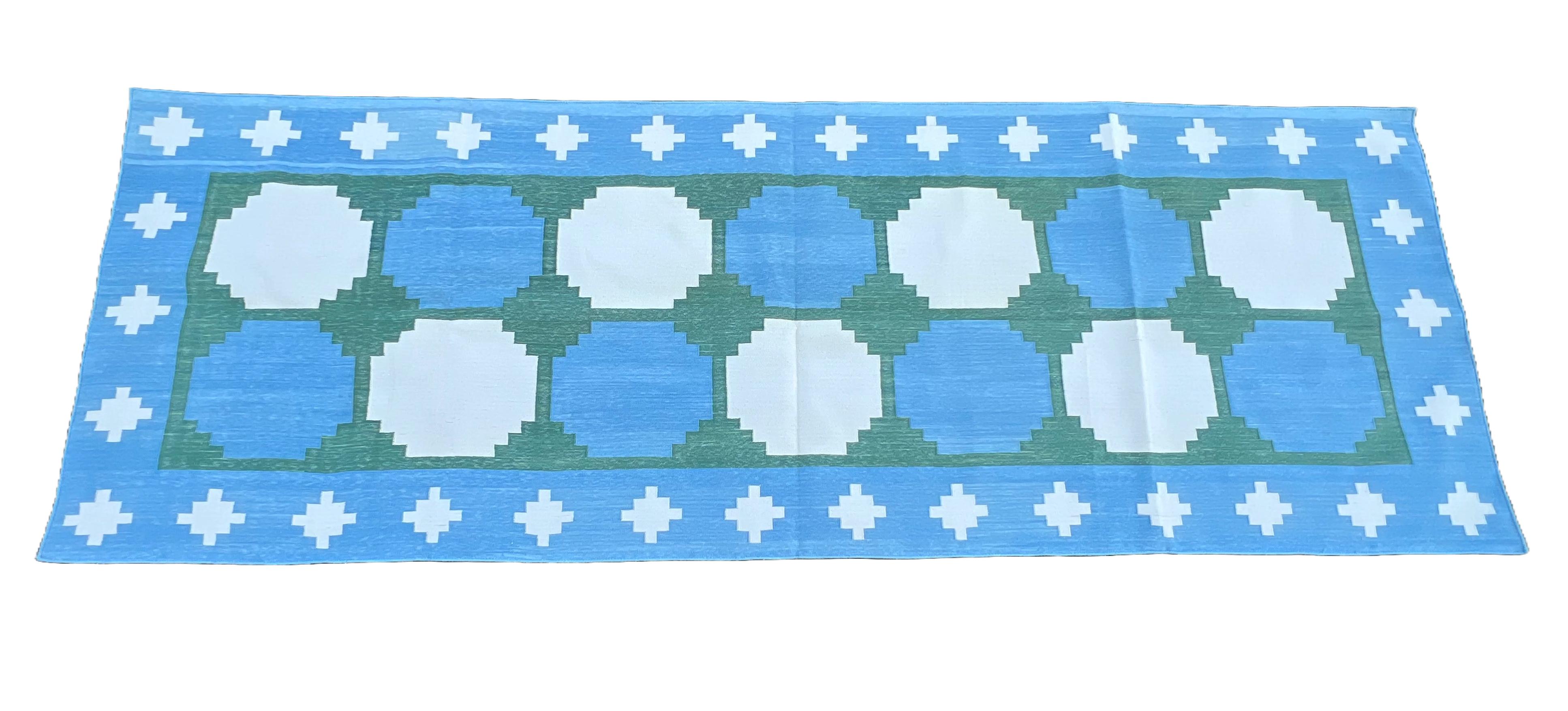 Mid-Century moderno Runner a tessitura piatta in cotone fatto a mano, 3x9 Blue and Green Tile Indian Dhurrie in vendita