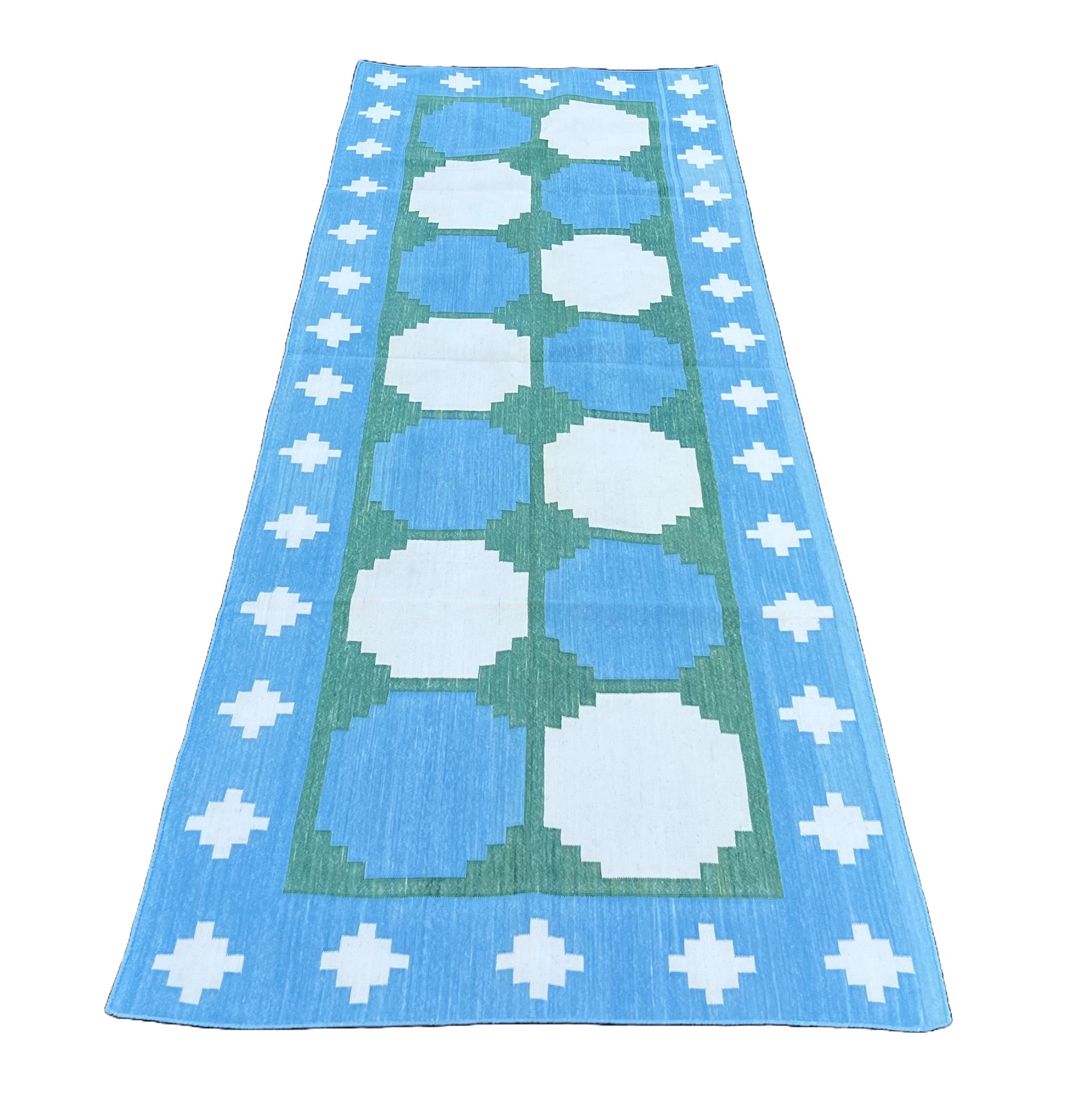 Indiano Runner a tessitura piatta in cotone fatto a mano, 3x9 Blue and Green Tile Indian Dhurrie in vendita