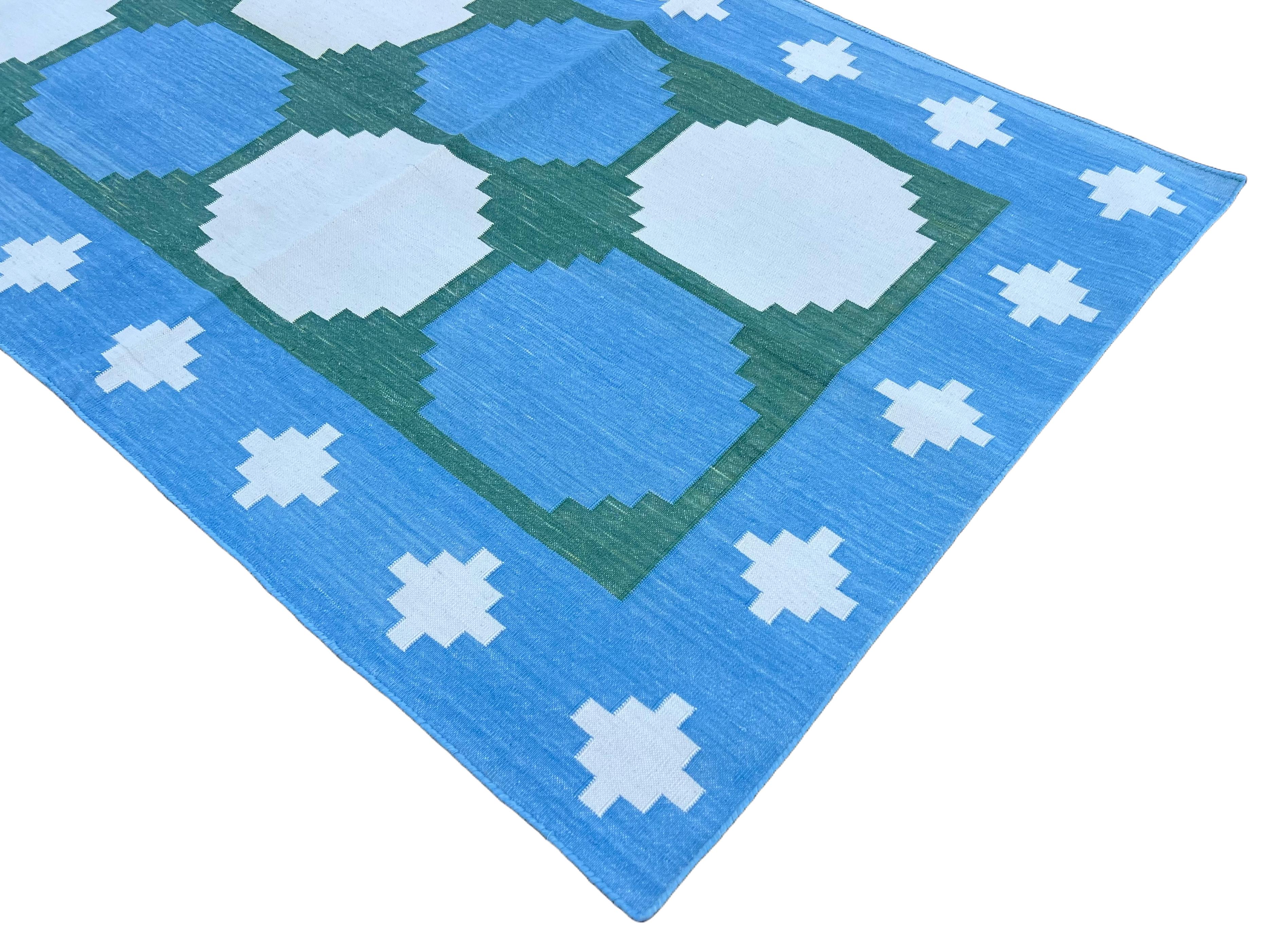 Tessuto a mano Runner a tessitura piatta in cotone fatto a mano, 3x9 Blue and Green Tile Indian Dhurrie in vendita