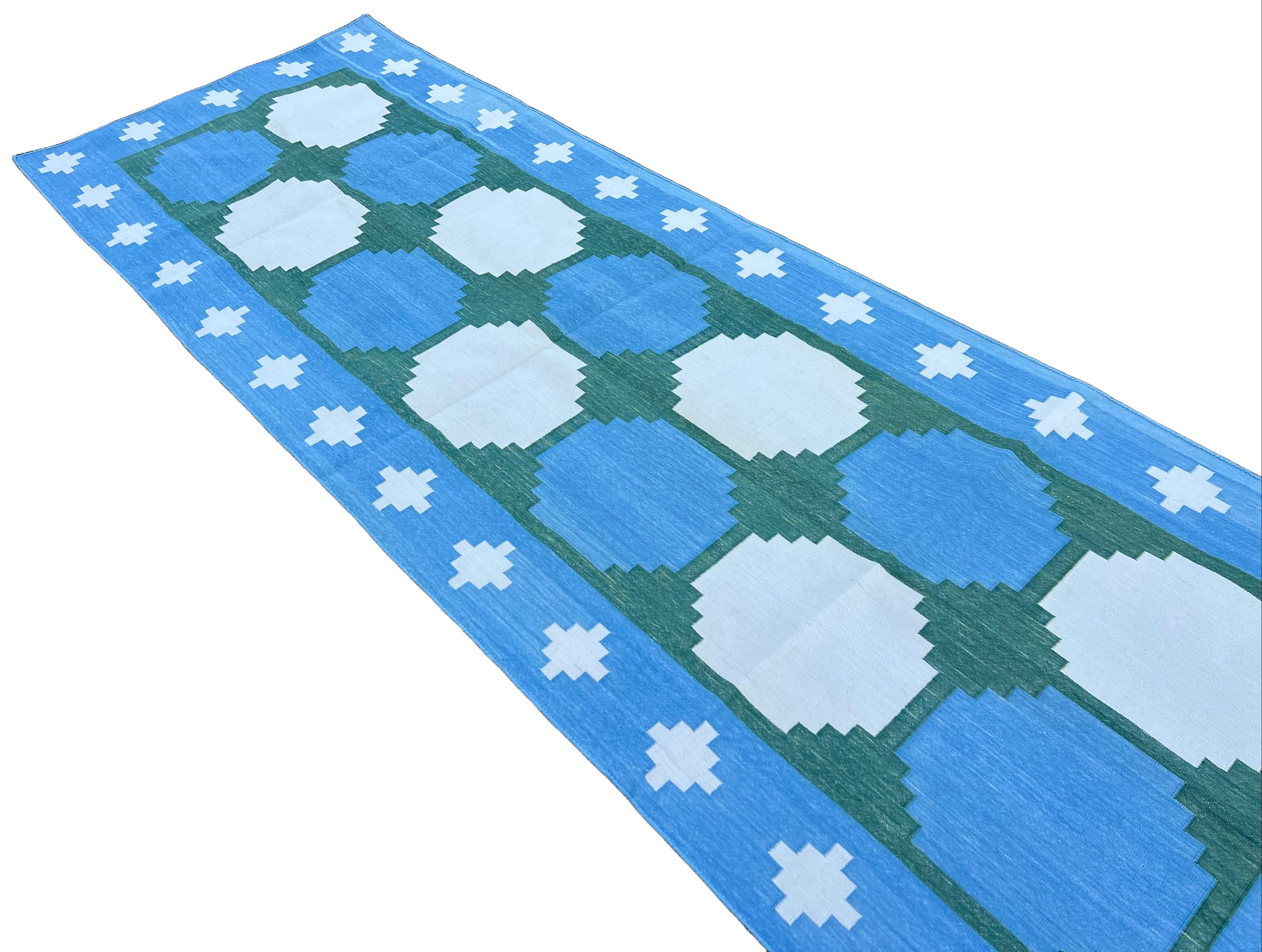 XXI secolo e contemporaneo Runner a tessitura piatta in cotone fatto a mano, 3x9 Blue and Green Tile Indian Dhurrie in vendita