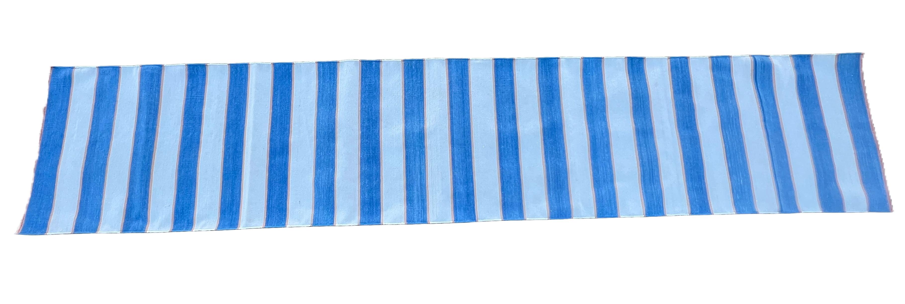 Runner a trama piatta in cotone fatto a mano, 2x10 blu, crema a strisce indiane Dhurrie in vendita 2