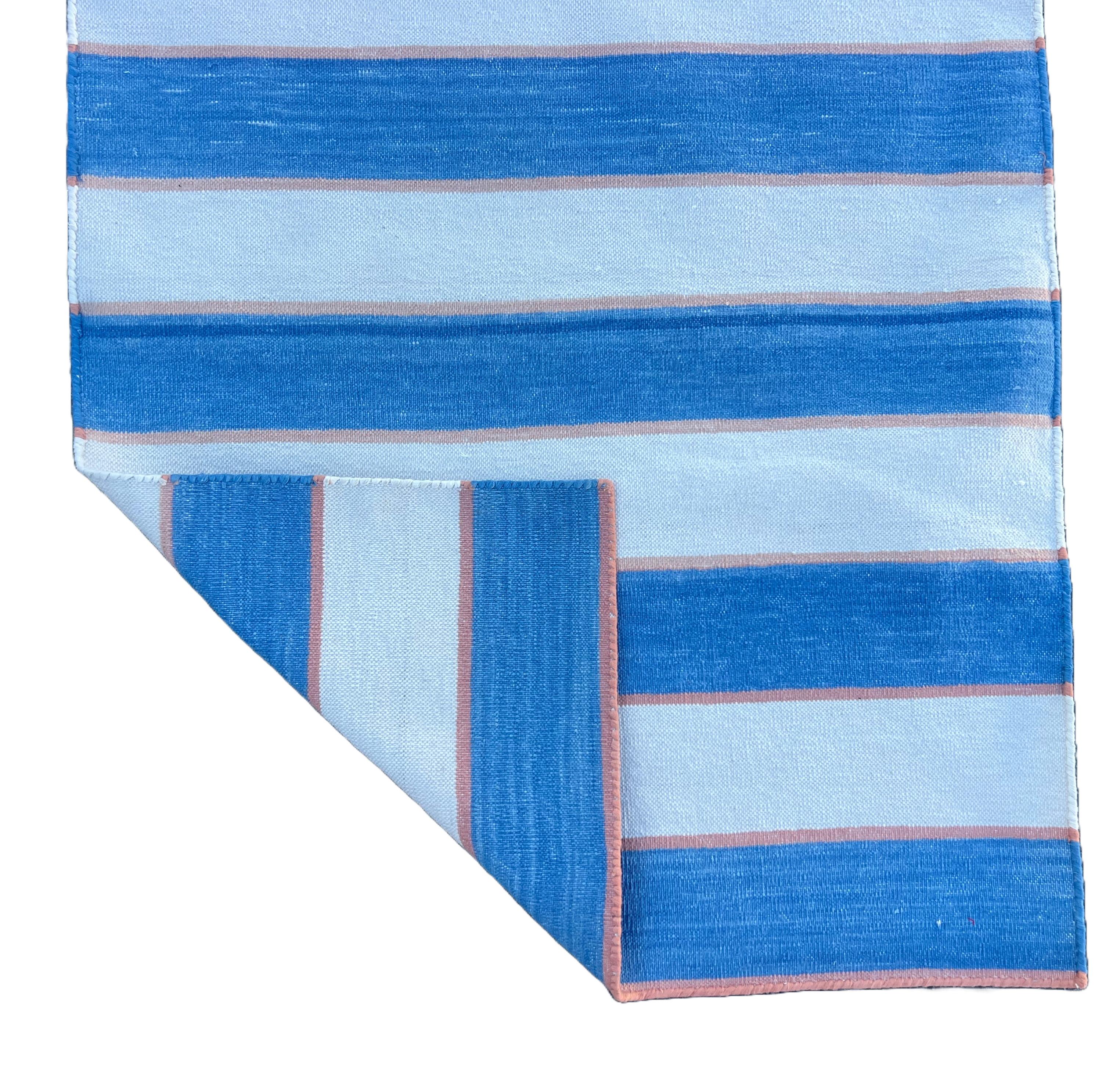 Cotone Runner a trama piatta in cotone fatto a mano, 2x10 blu, crema a strisce indiane Dhurrie in vendita