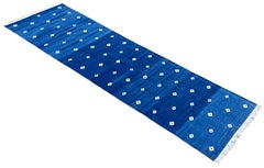 Handgefertigter Flachgewebe-Läufer aus Baumwolle, 2x14 Blau, Weiß Diamant Indischer Dhurrie