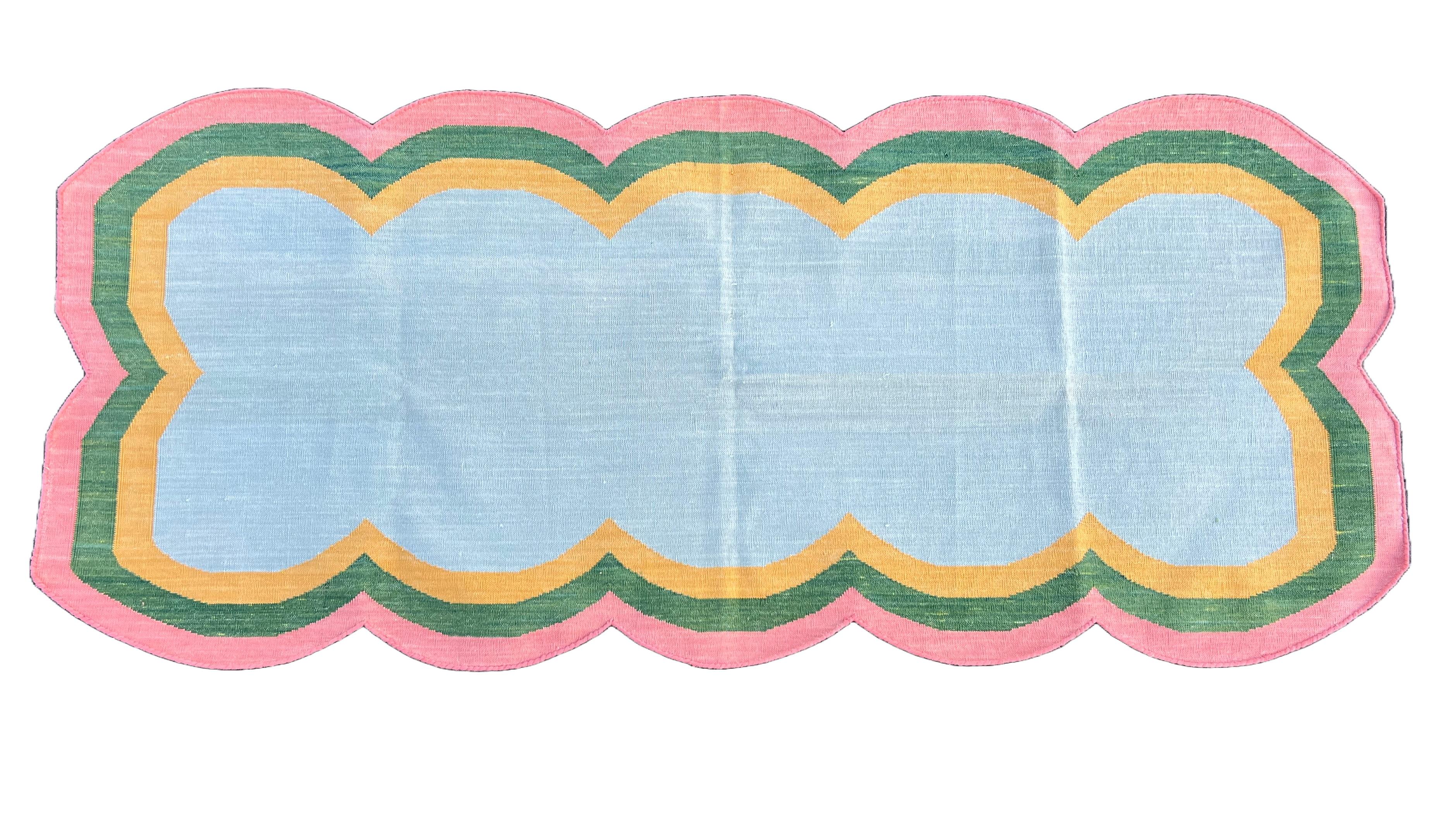 Tapis en coton naturel teint dans la masse, bleu ciel, moutarde, vert et rose festonné sur 4 côtés Runner Indian Dhurrie -2'x5' (60x150cm)

Ces dhurries spéciales à tissage plat sont tissées à la main avec du fil 100 % coton 15 plis. En raison des