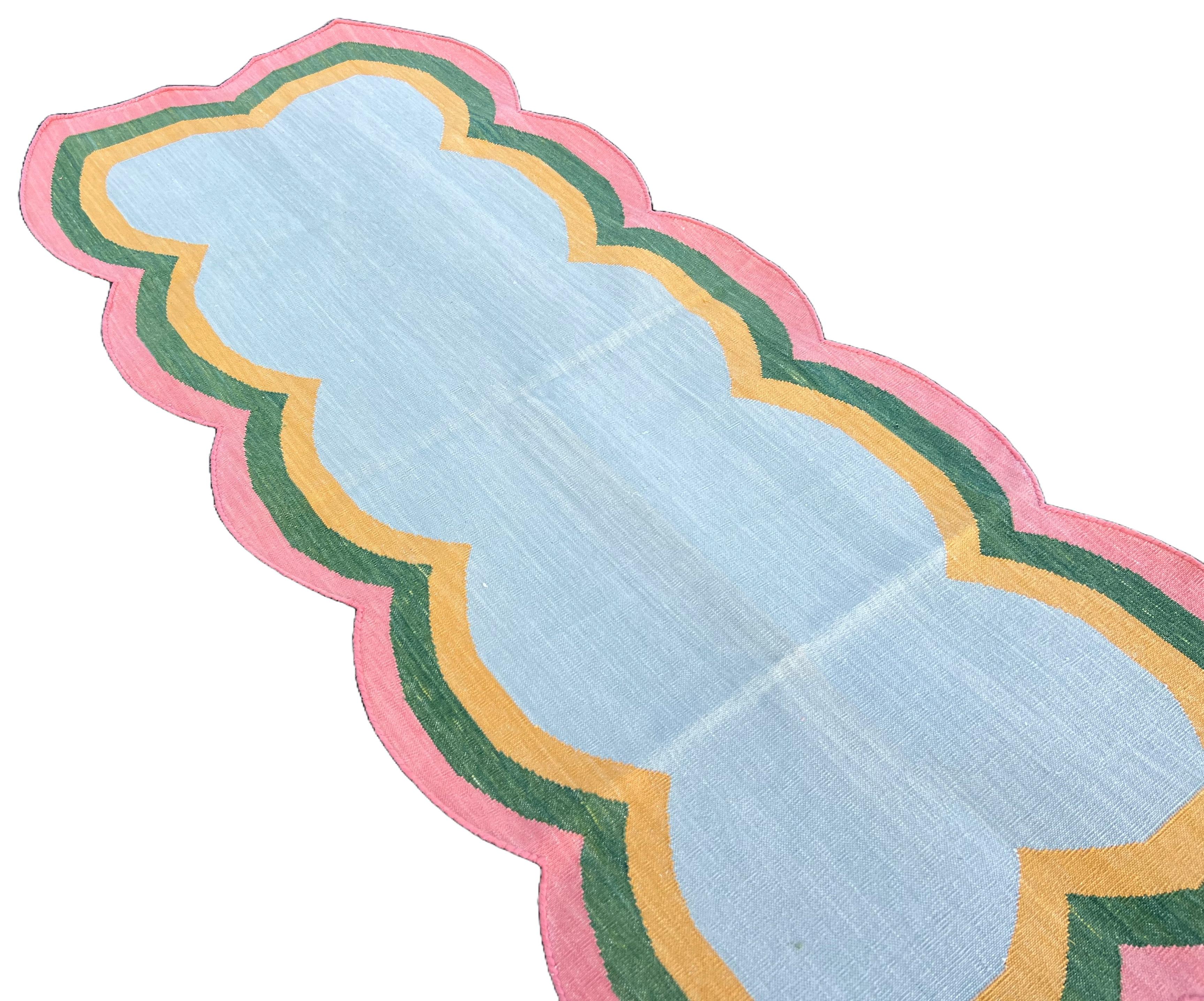 Tissé à la main Chemin de table en coton fait à la main, 2x5 Bleu, rose festonné Indian Dhurrie en vente