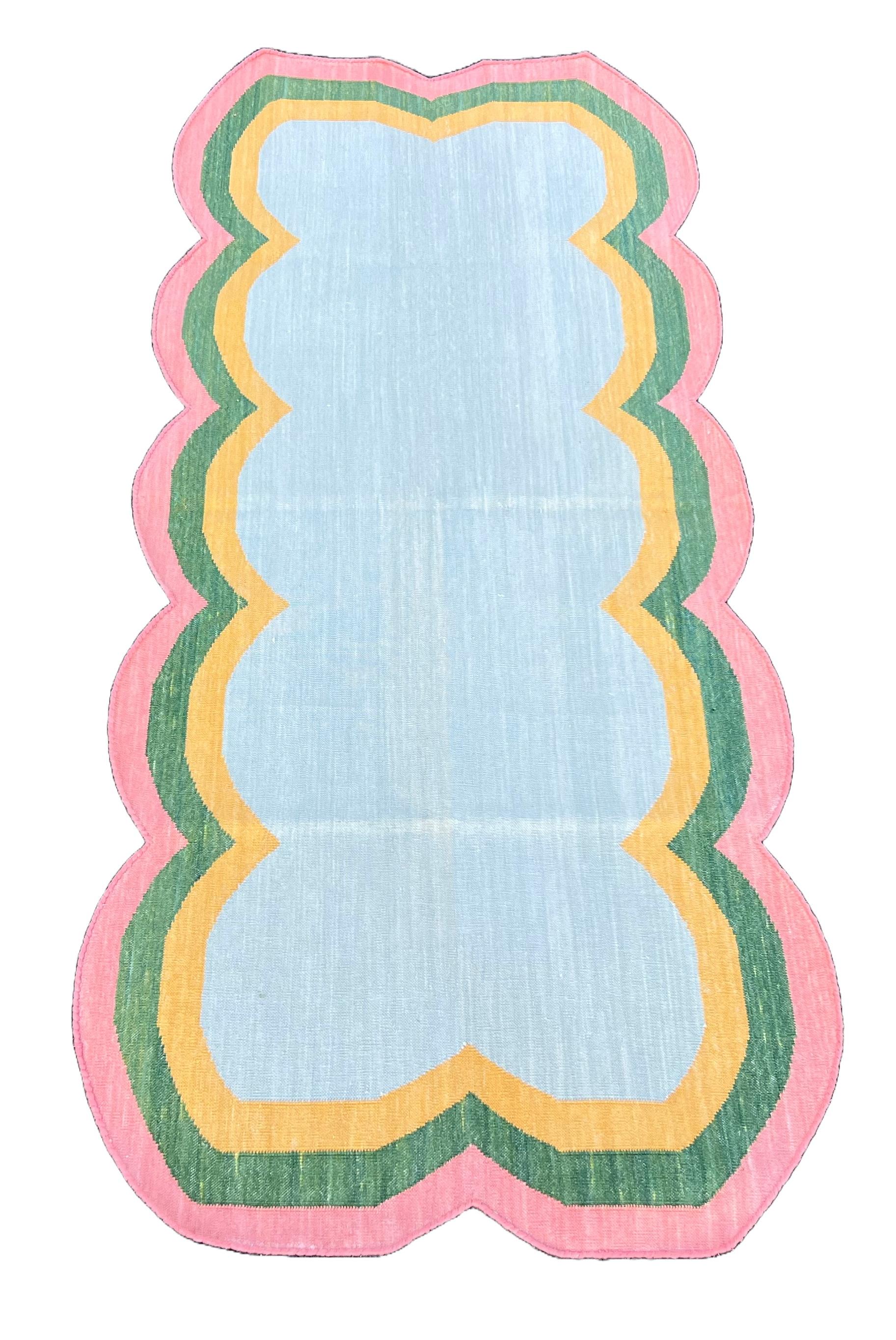 Chemin de table en coton fait à la main, 2x5 Bleu, rose festonné Indian Dhurrie Neuf - En vente à Jaipur, IN