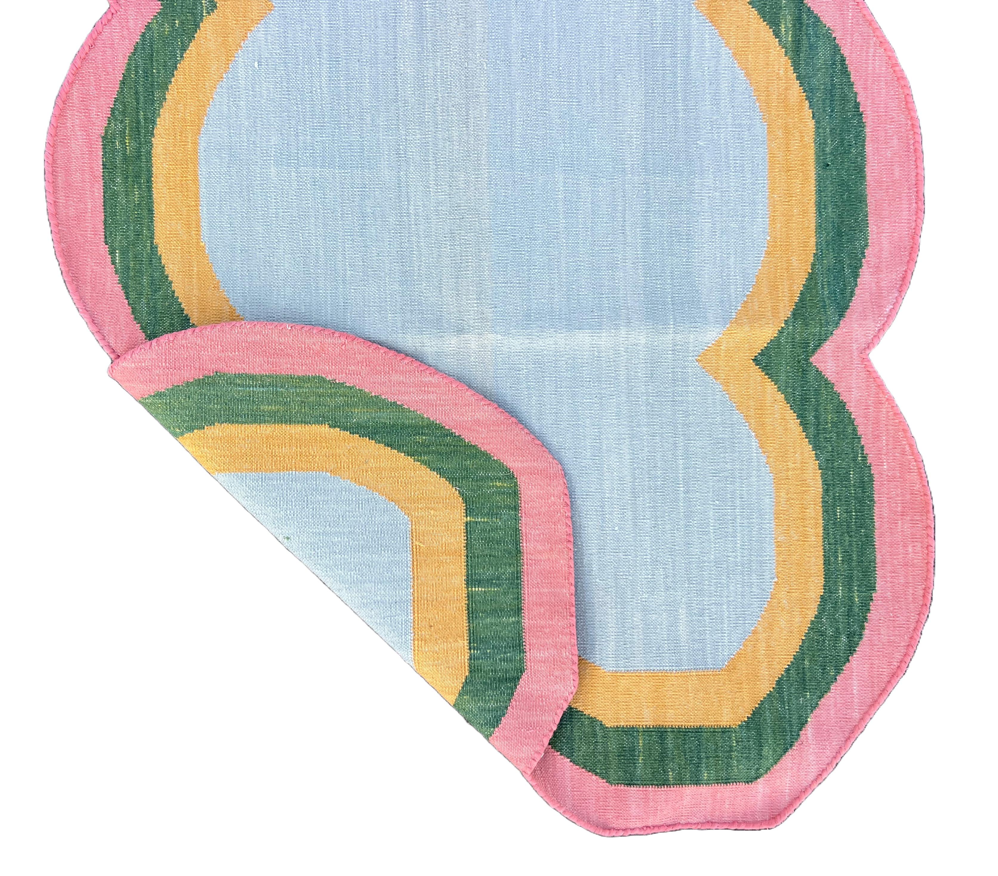 Chemin de table en coton fait à la main, 2x5 Bleu, rose festonné Indian Dhurrie en vente 1