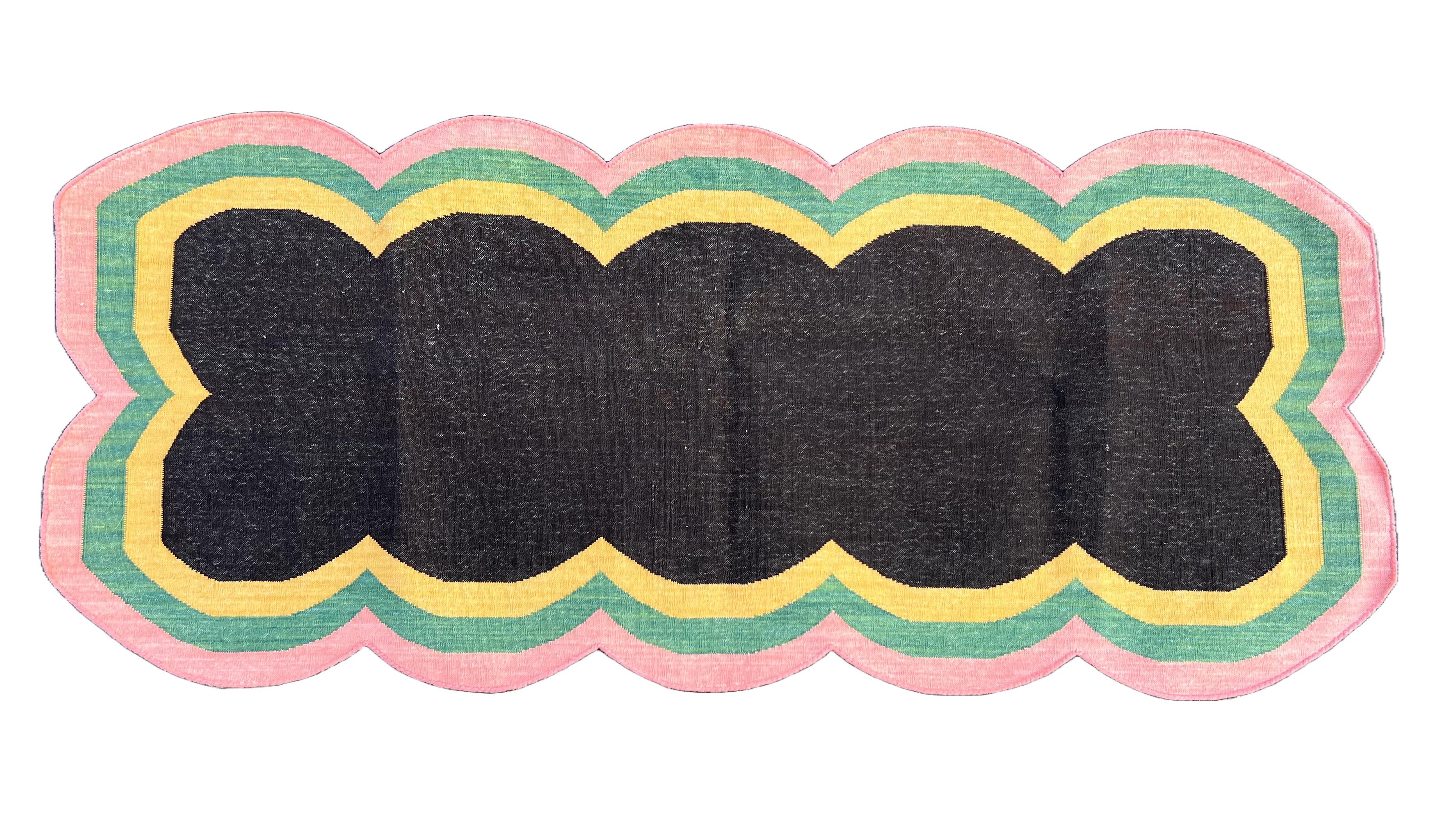 Tapis en coton naturel teint dans la masse, marron café, moutarde, vert et rose festonné sur 4 côtés Runner Indian Dhurrie -2'x5' (60x150cm)

Ces dhurries spéciales à tissage plat sont tissées à la main avec du fil 100 % coton 15 plis. En raison des