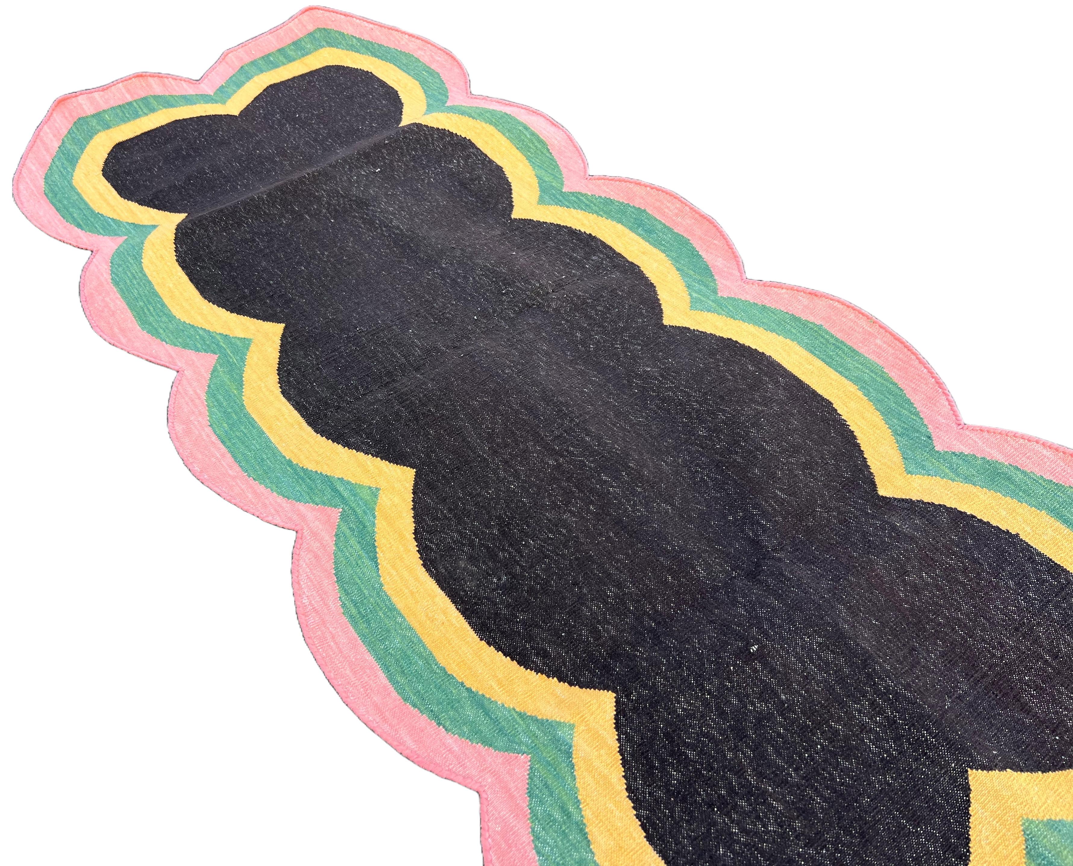Tissé à la main Chemin de table en coton fait à la main, 2x5 Brown, Pink Scalloped Indian Dhurrie en vente
