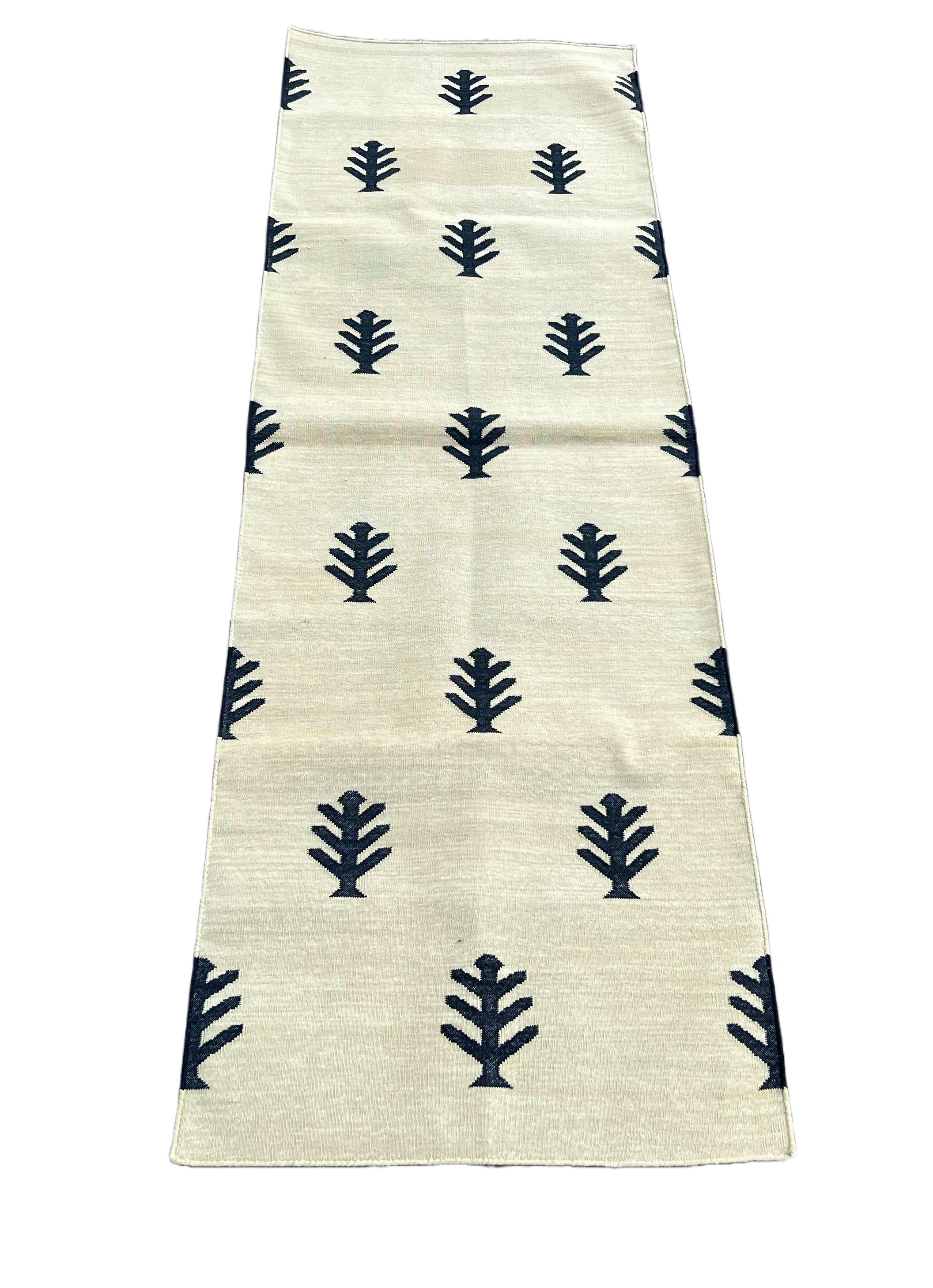 Handmade Cotton Area Flat Weave Runner, 2x6 Green And Black Tree Indian Dhurrie In New Condition For Sale In Jaipur, IN