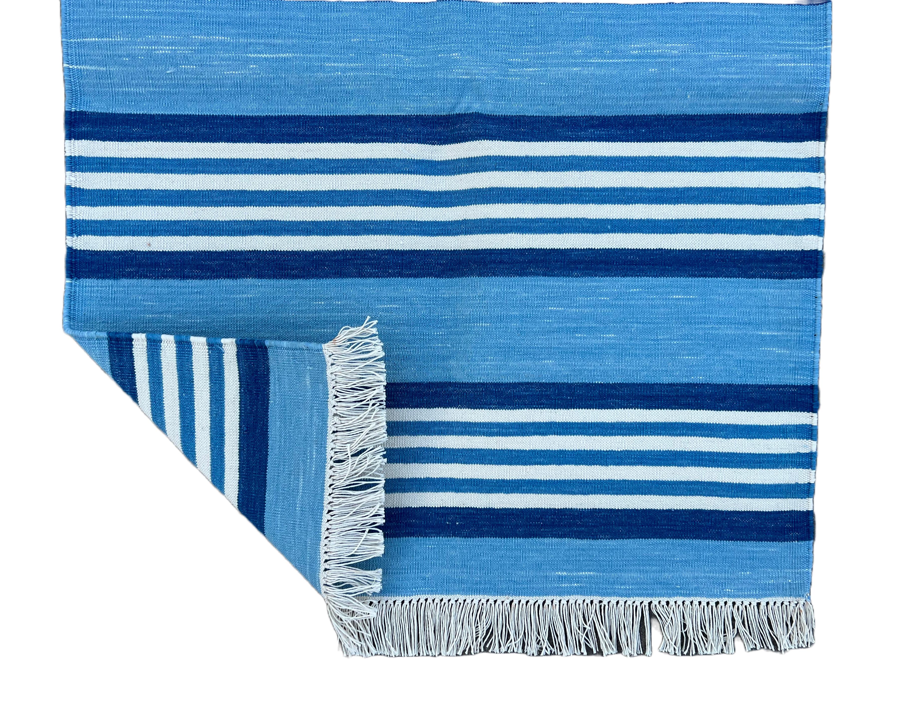 XXI secolo e contemporaneo Runner a trama piatta in cotone fatto a mano, 2x6 a righe verdi e blu, indiano Dhurrie in vendita