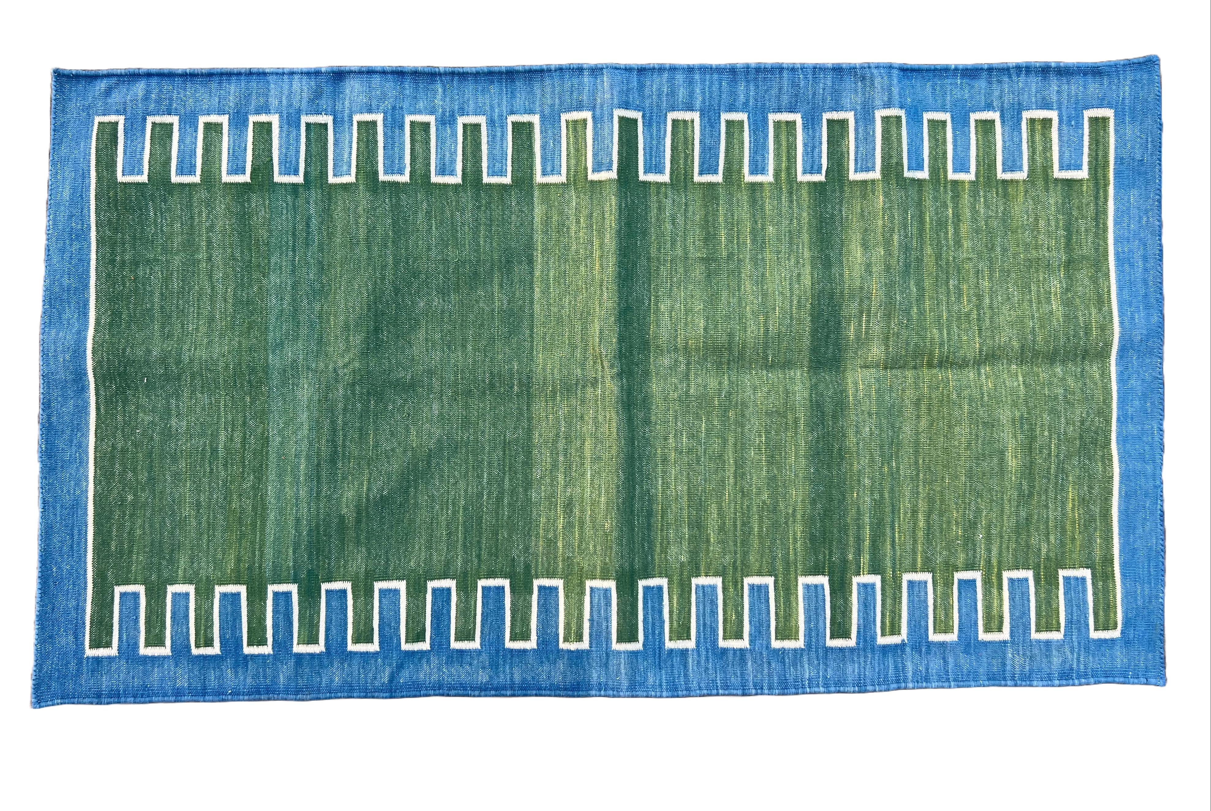 Tapis de course indien en coton teint dans la masse, vert, crème et bleu à rayures en zig-zag - 60x180cm (2'x6')

Ces dhurries spéciales à tissage plat sont tissées à la main avec du fil 100 % coton 15 plis. En raison des techniques de fabrication